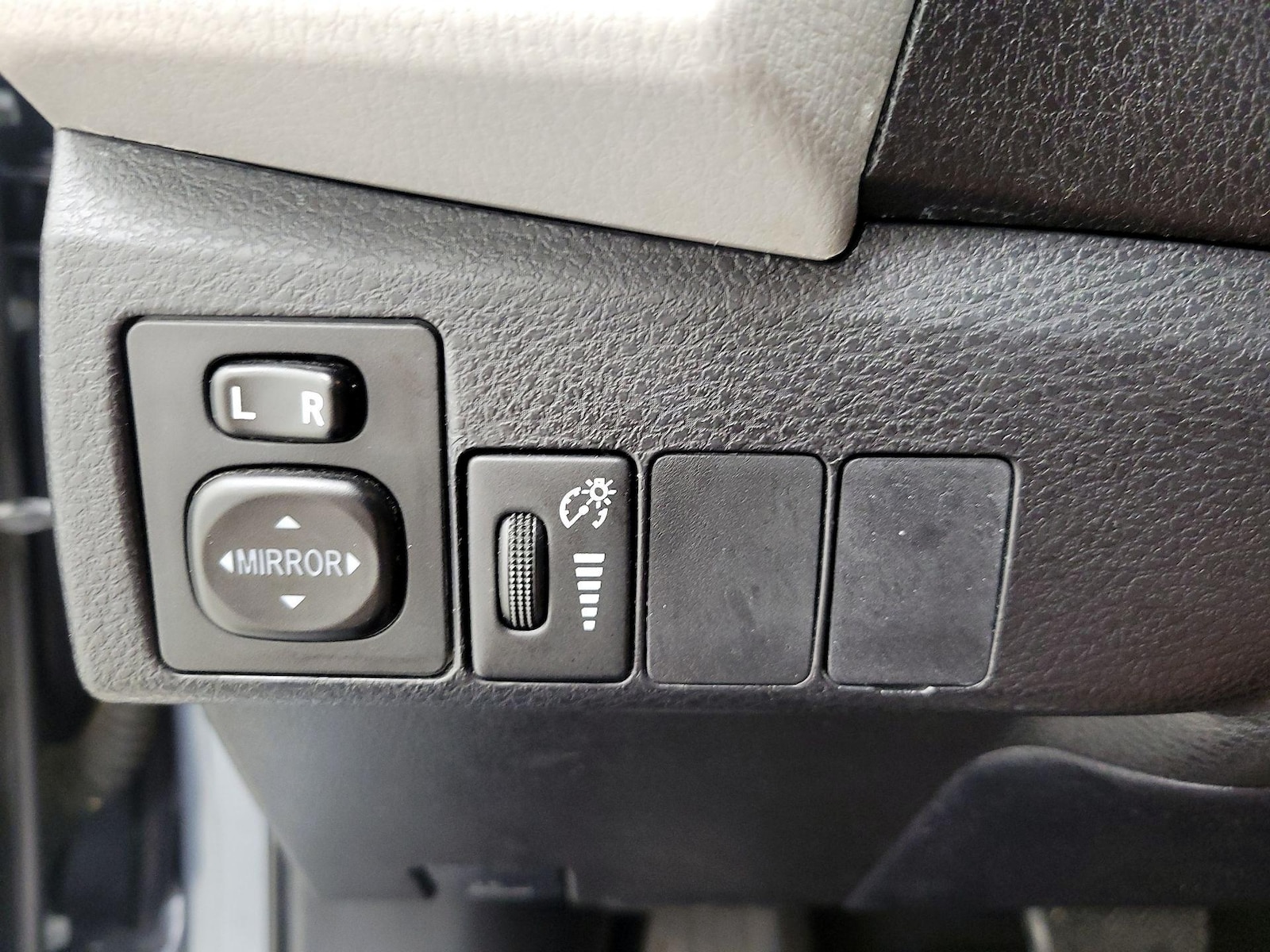 2015 Toyota Corolla LE - Photo 14