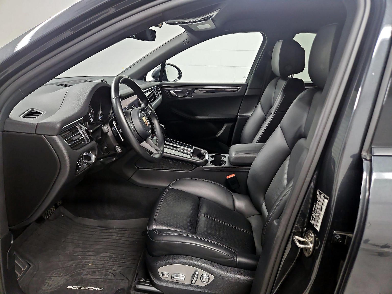 2023 Porsche Macan T - Photo 12