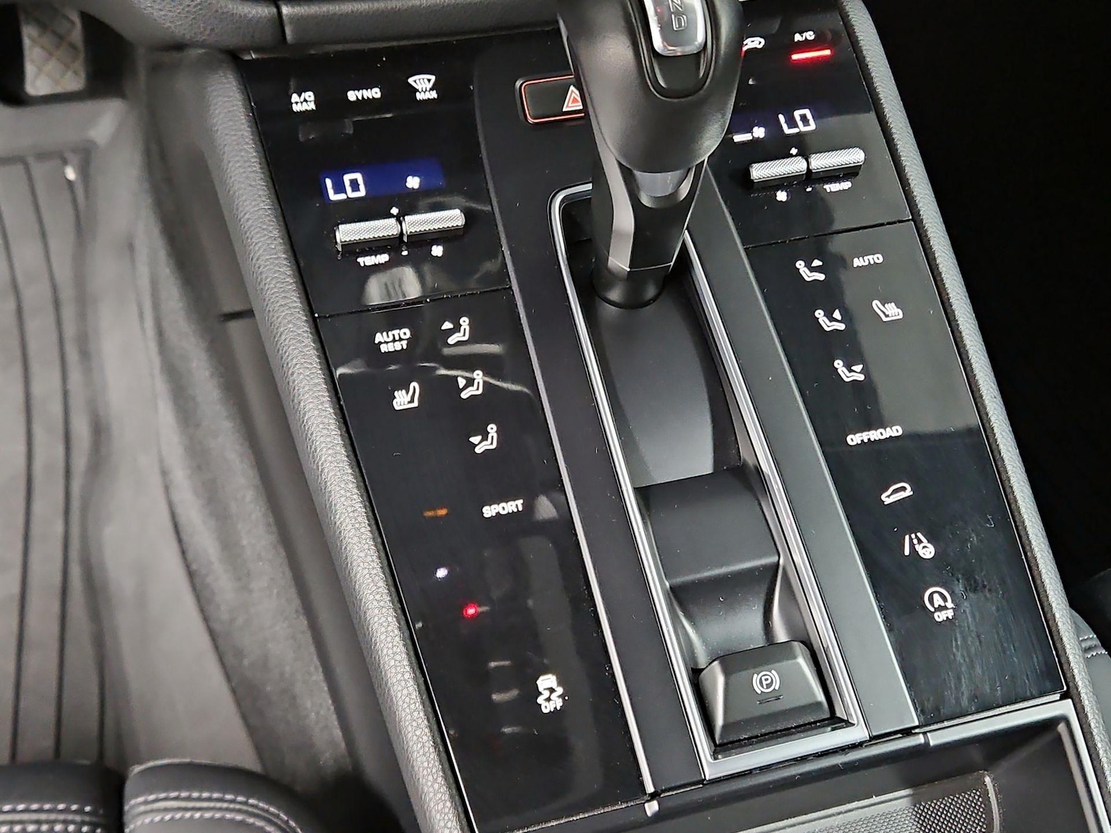 2023 Porsche Macan T - Photo 18