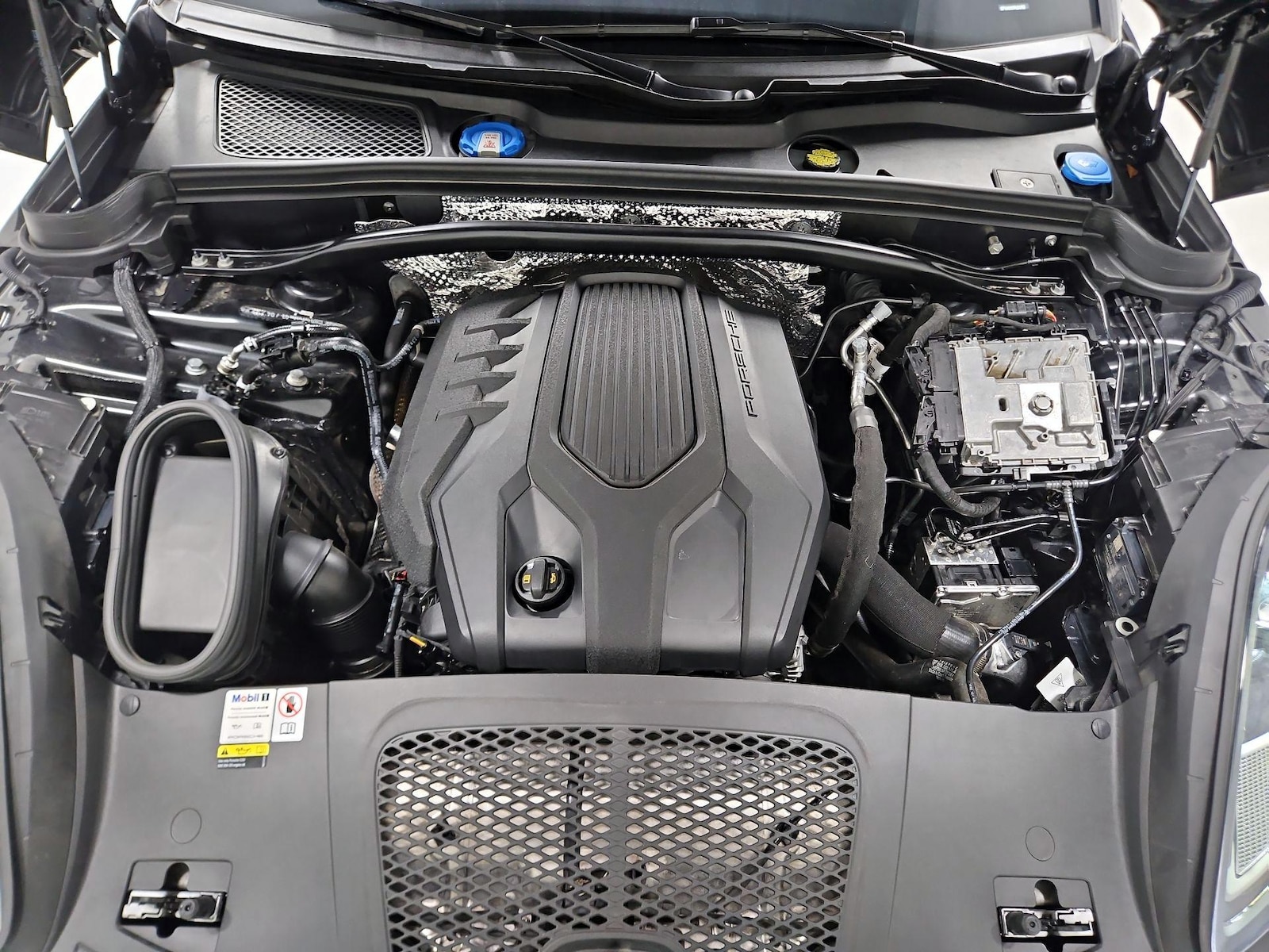 2023 Porsche Macan T - Photo 23