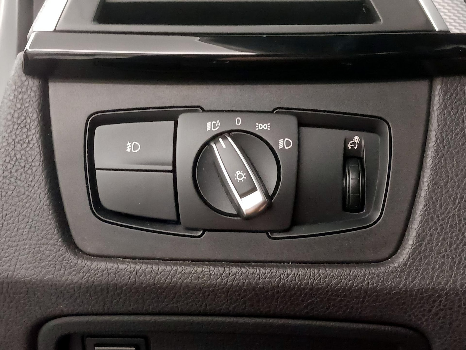 2018 BMW 3 Series 330e - Photo 14