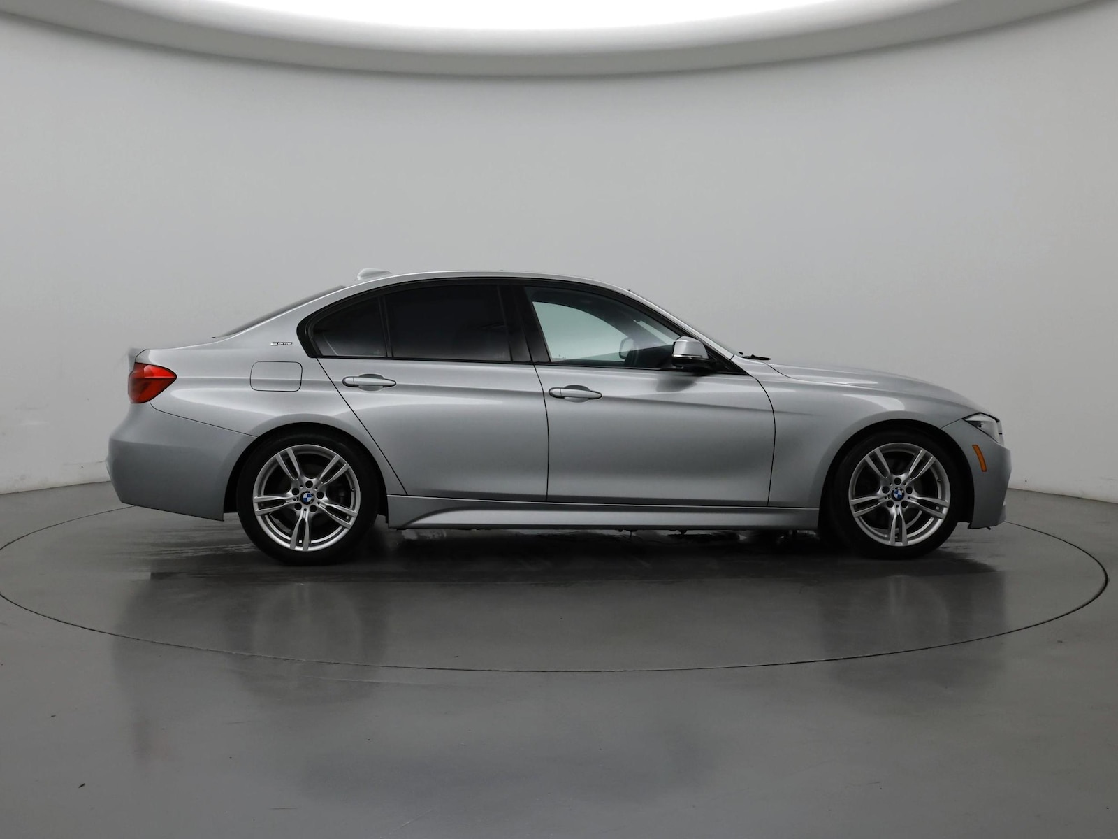 2018 BMW 3 Series 330e - Photo 8