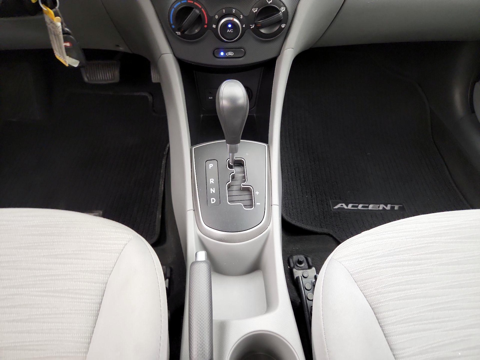 2016 Hyundai Accent SE - Photo 17