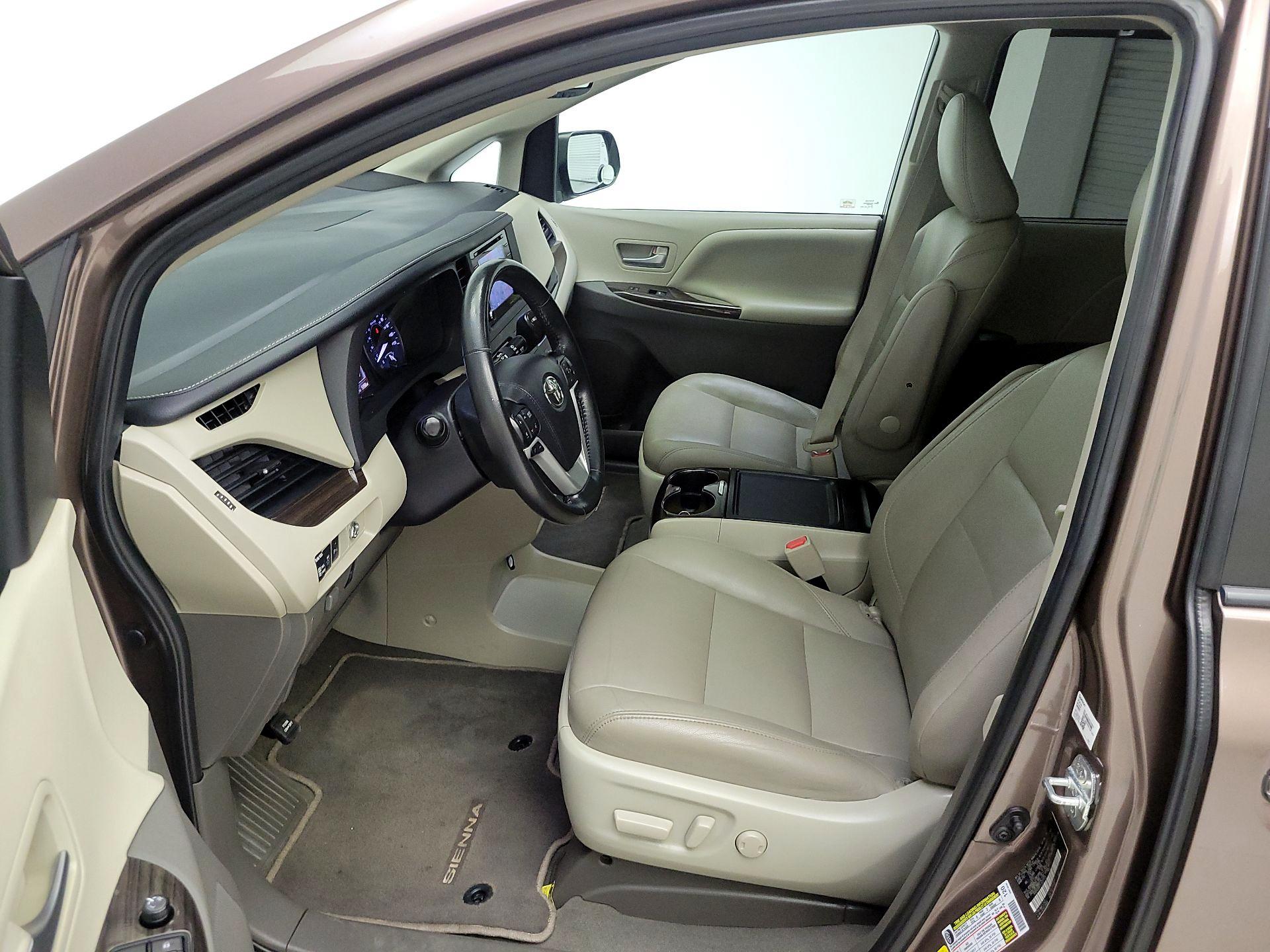 Thumbnail: 2020 Toyota Sienna - 11