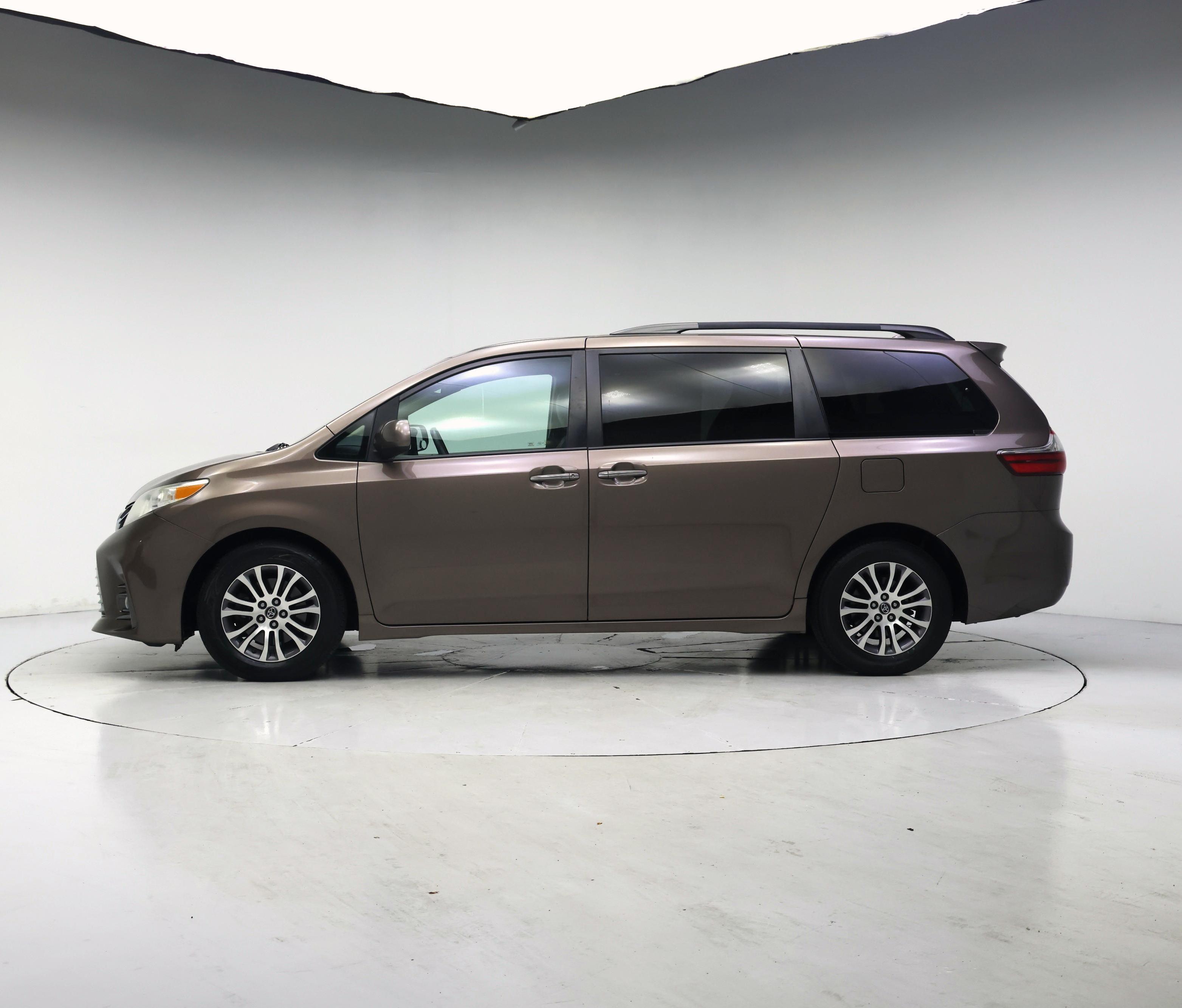 Thumbnail: 2020 Toyota Sienna - 3