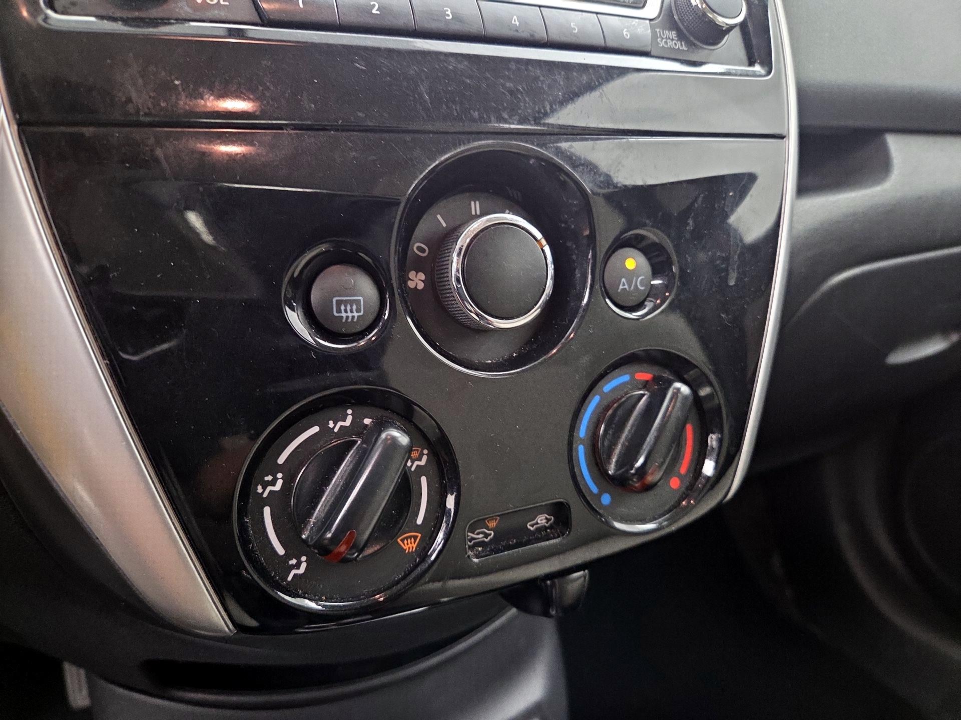 Thumbnail: 2015 Nissan Versa Note - 16