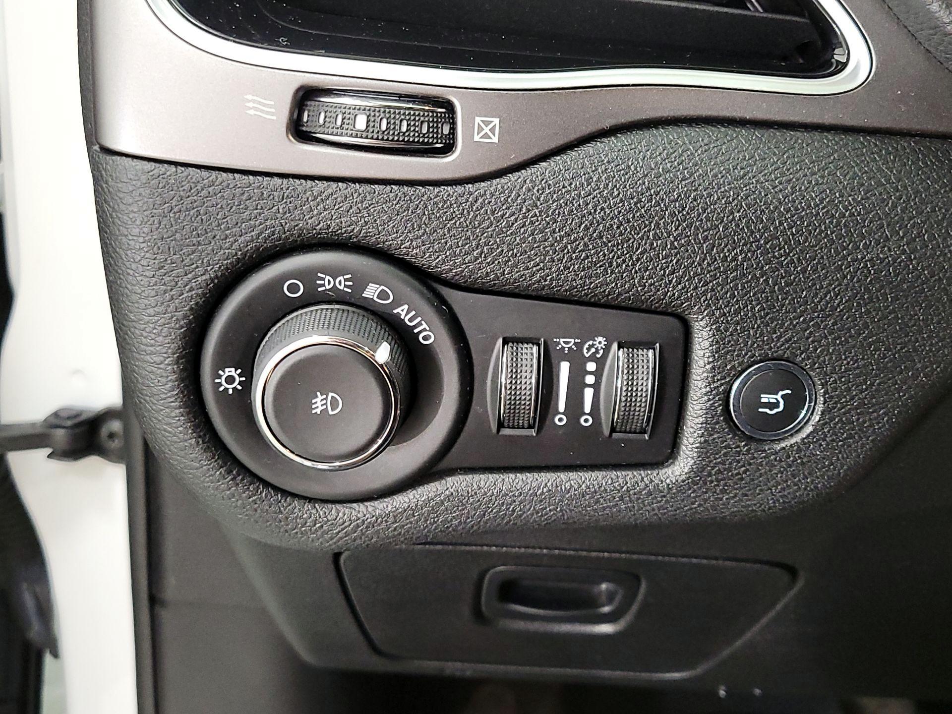 Thumbnail: 2019 Jeep Cherokee - 13