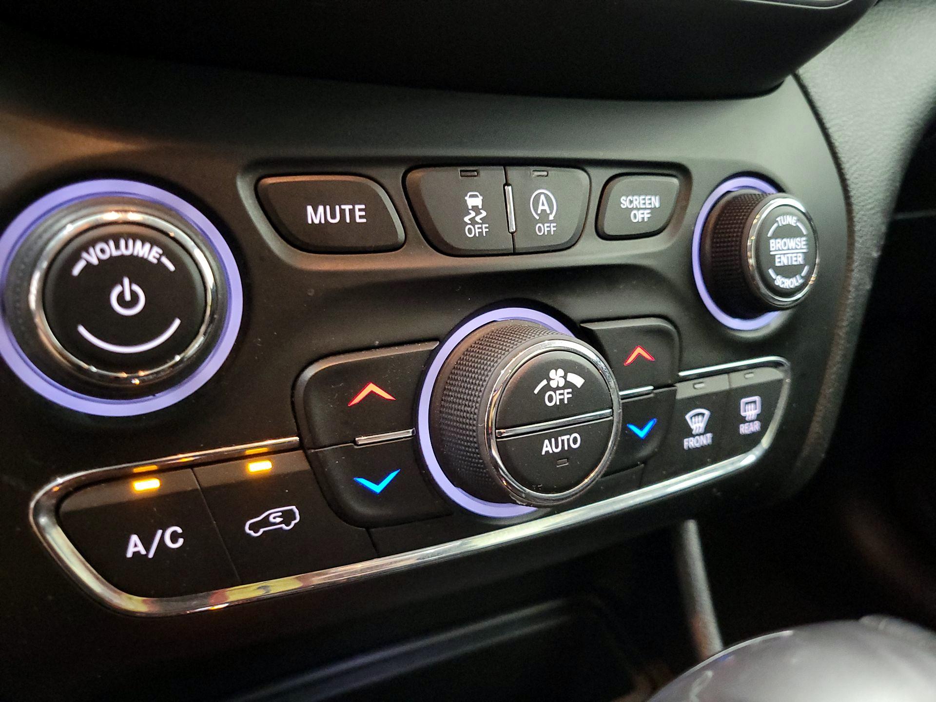 Thumbnail: 2019 Jeep Cherokee - 16