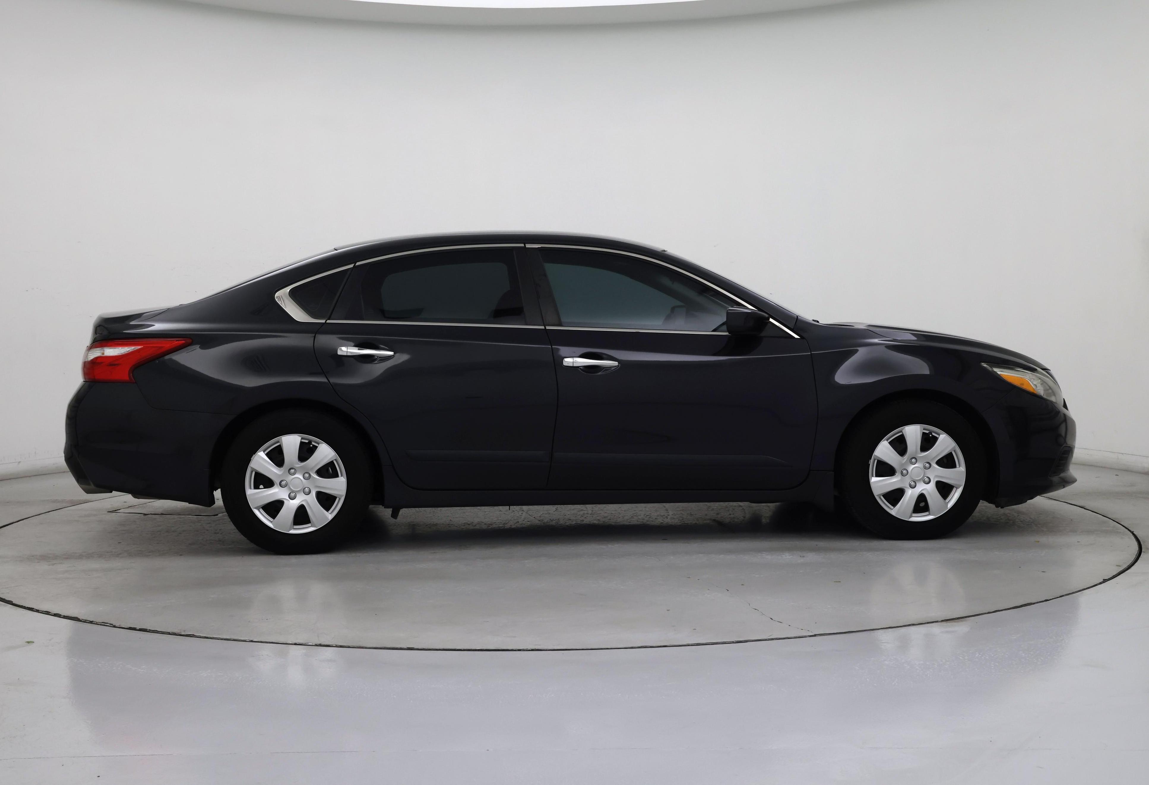 Thumbnail: 2017 Nissan Altima - 7
