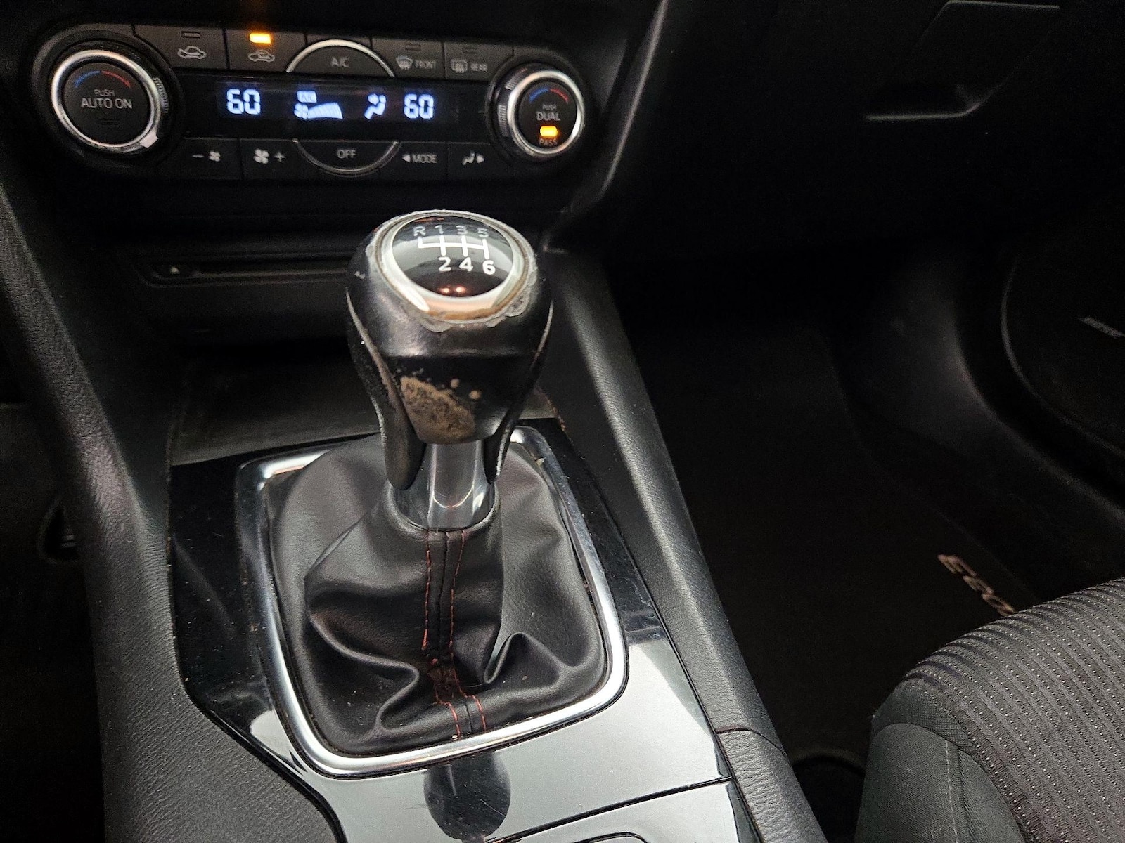2016 Mazda MAZDA3 i Touring - Photo 18