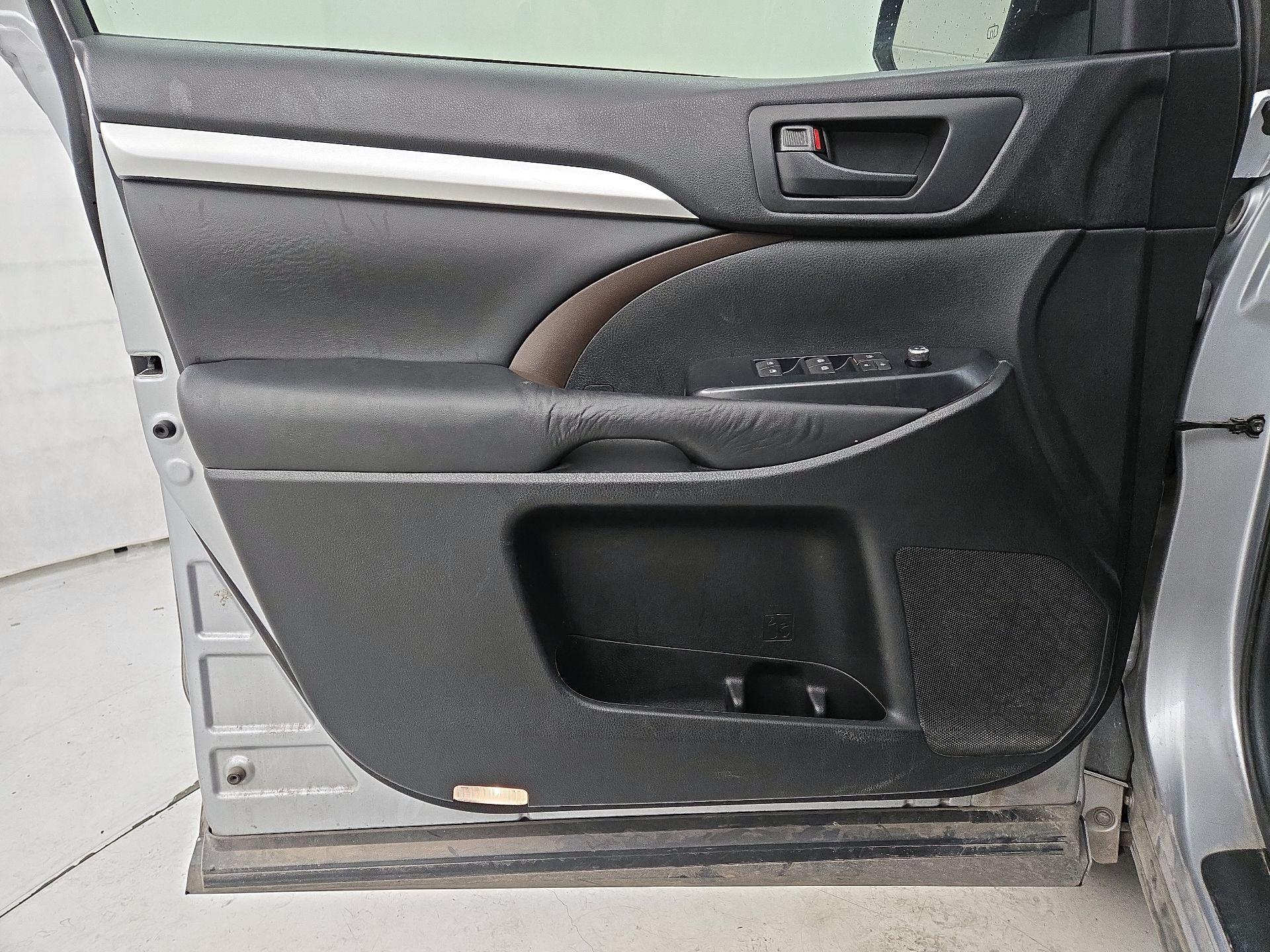 Thumbnail: 2015 Toyota Highlander - 12