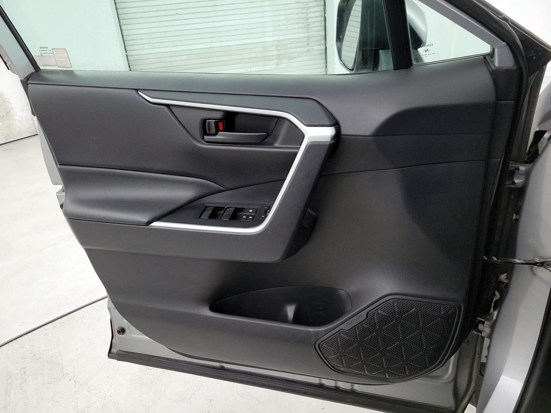 Thumbnail: 2020 Toyota RAV4 - 12