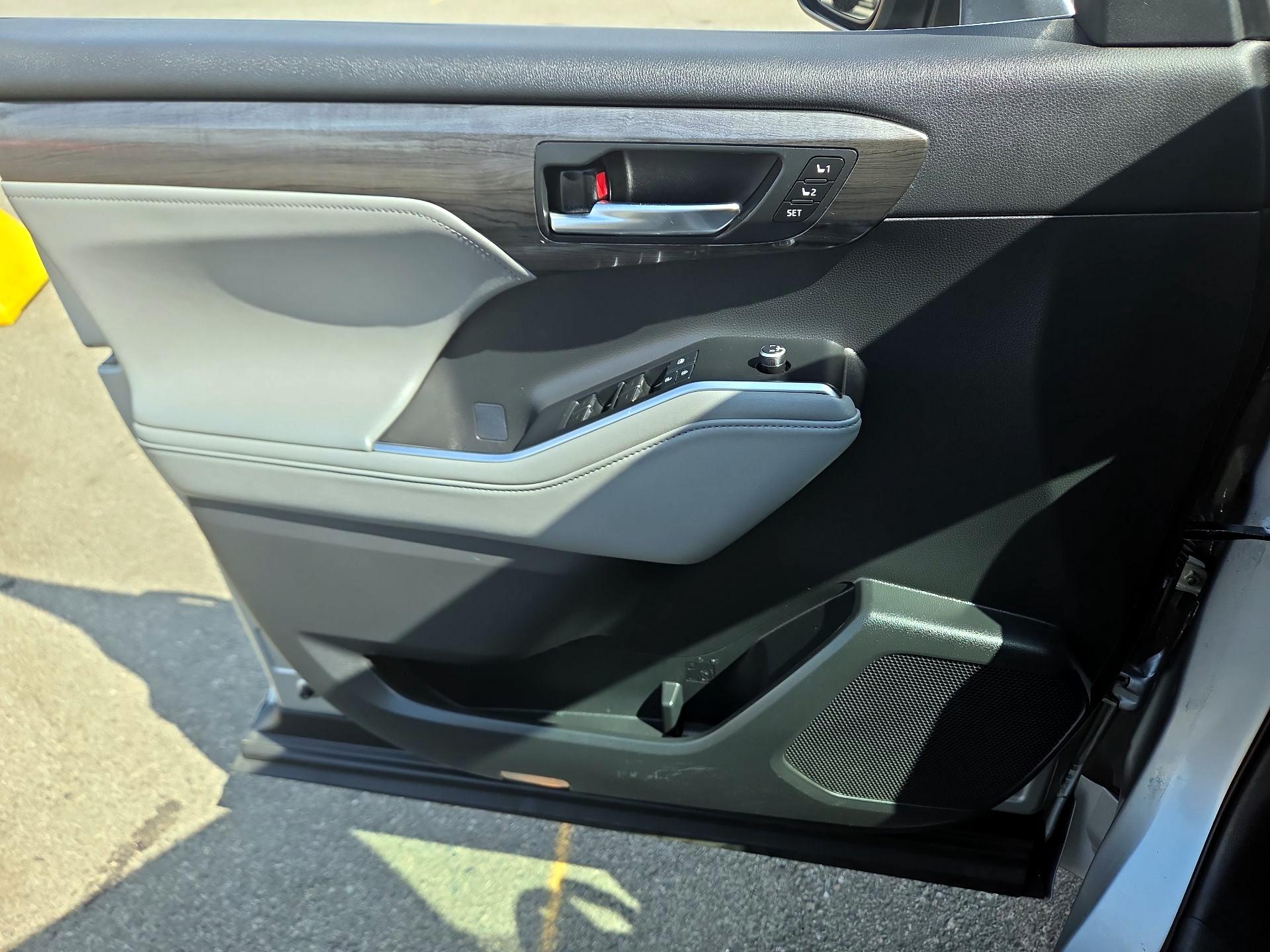 Thumbnail: 2020 Toyota Highlander - 10