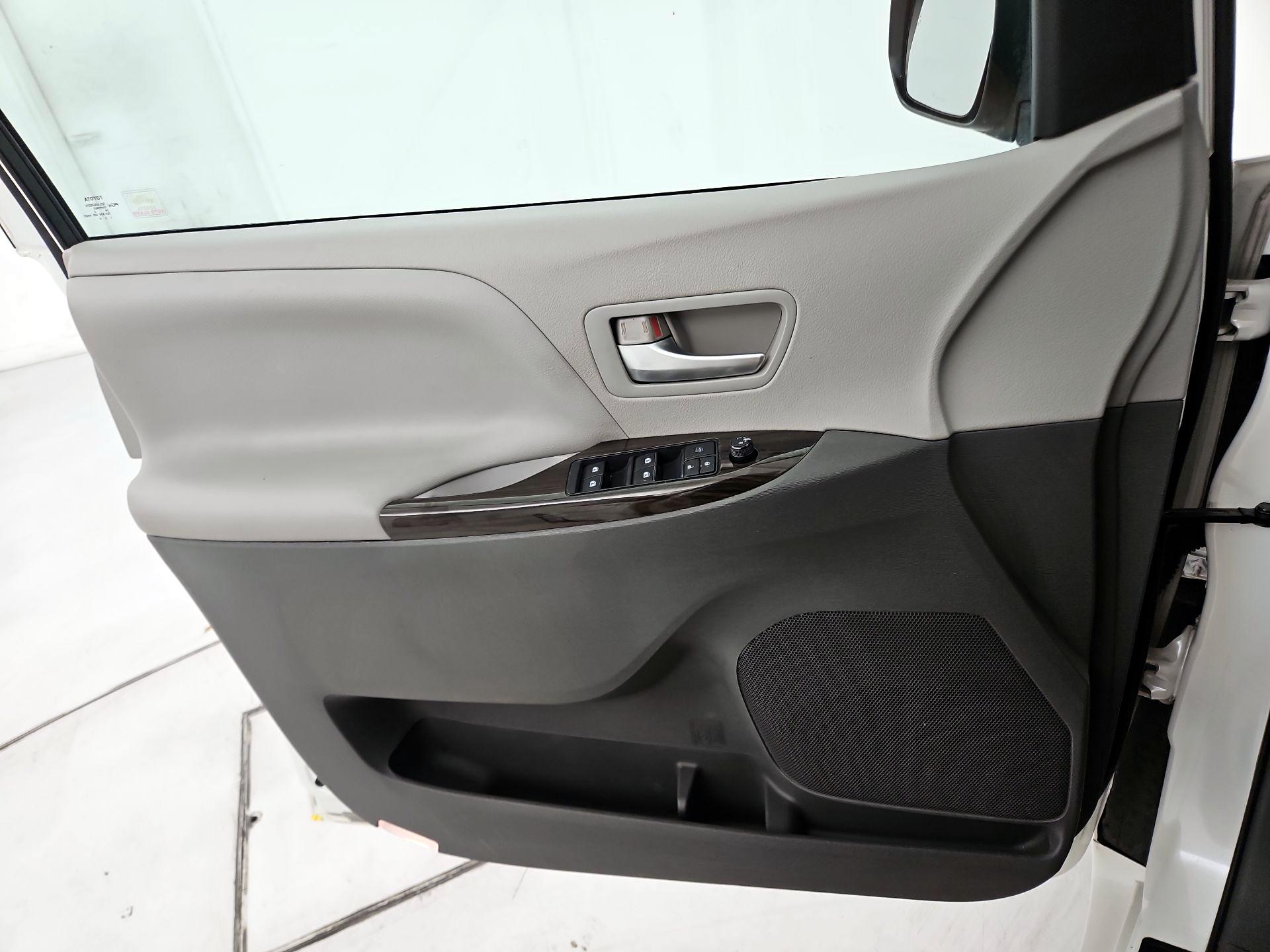 Thumbnail: 2015 Toyota Sienna - 12