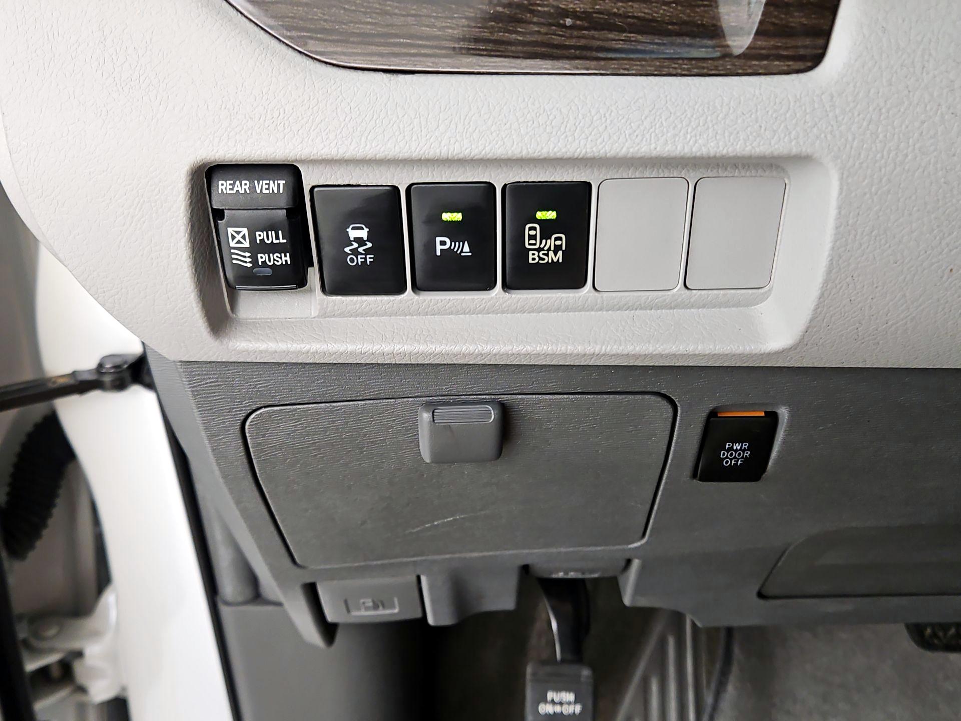 Thumbnail: 2015 Toyota Sienna - 13