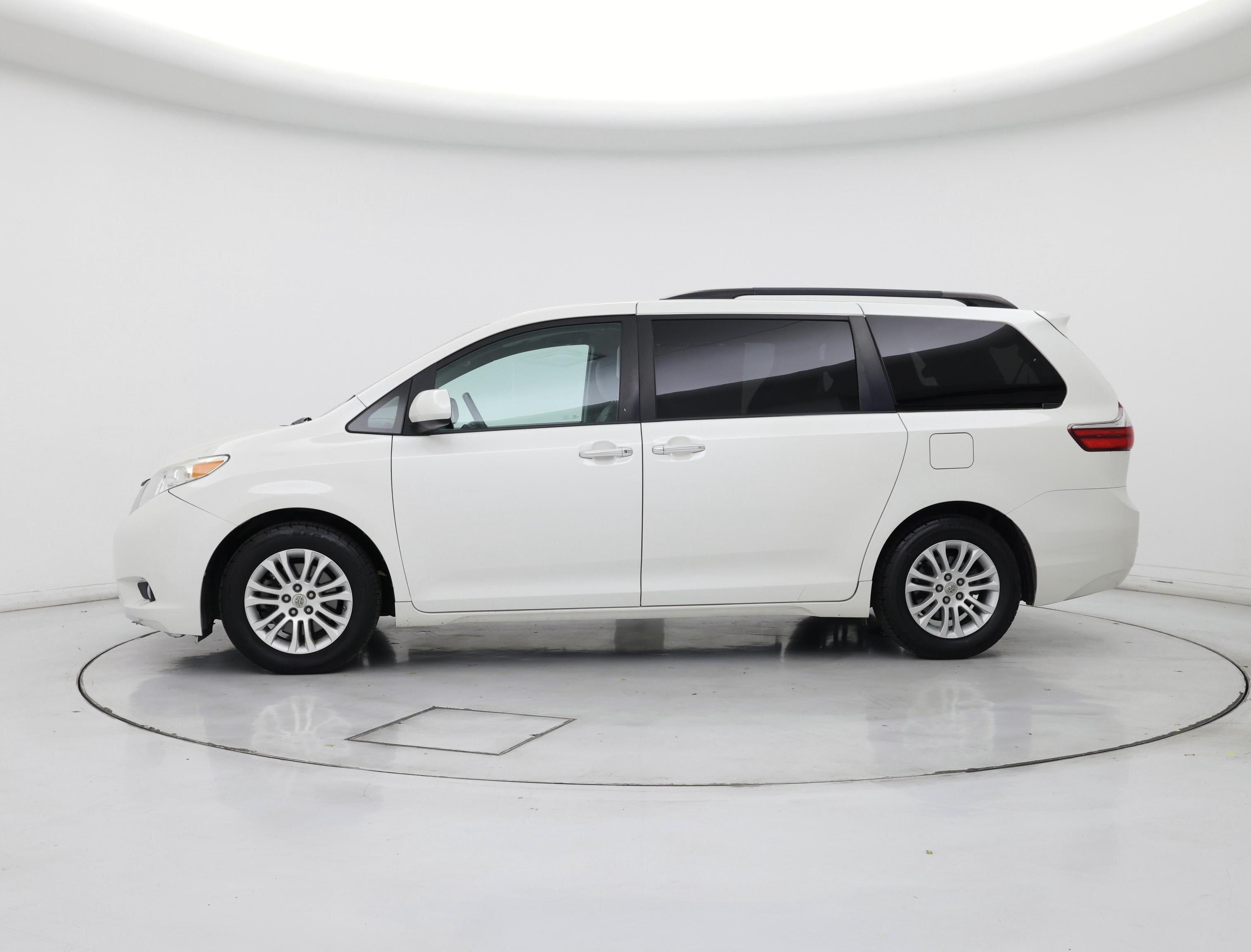 Thumbnail: 2015 Toyota Sienna - 3