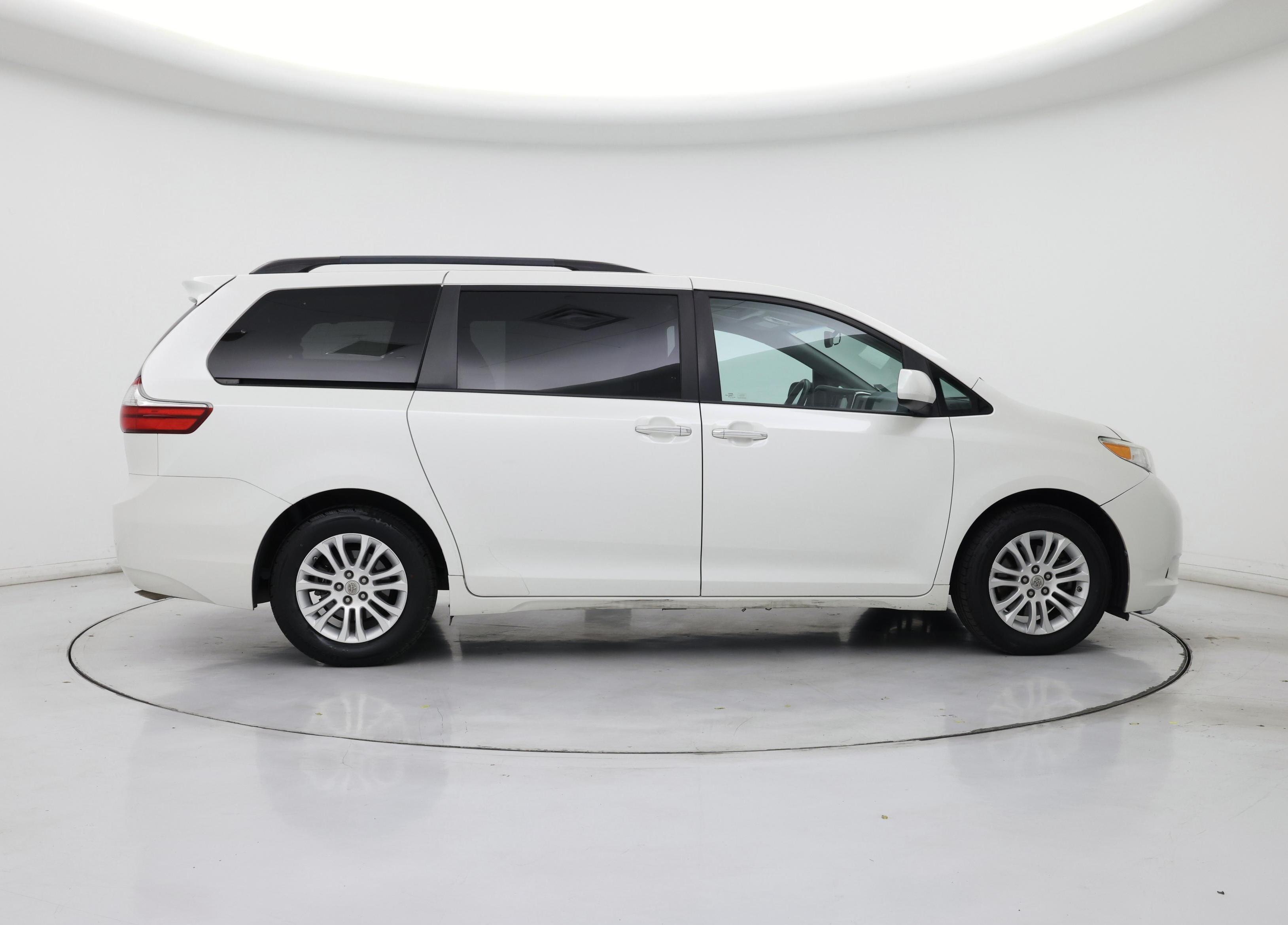 Thumbnail: 2015 Toyota Sienna - 7