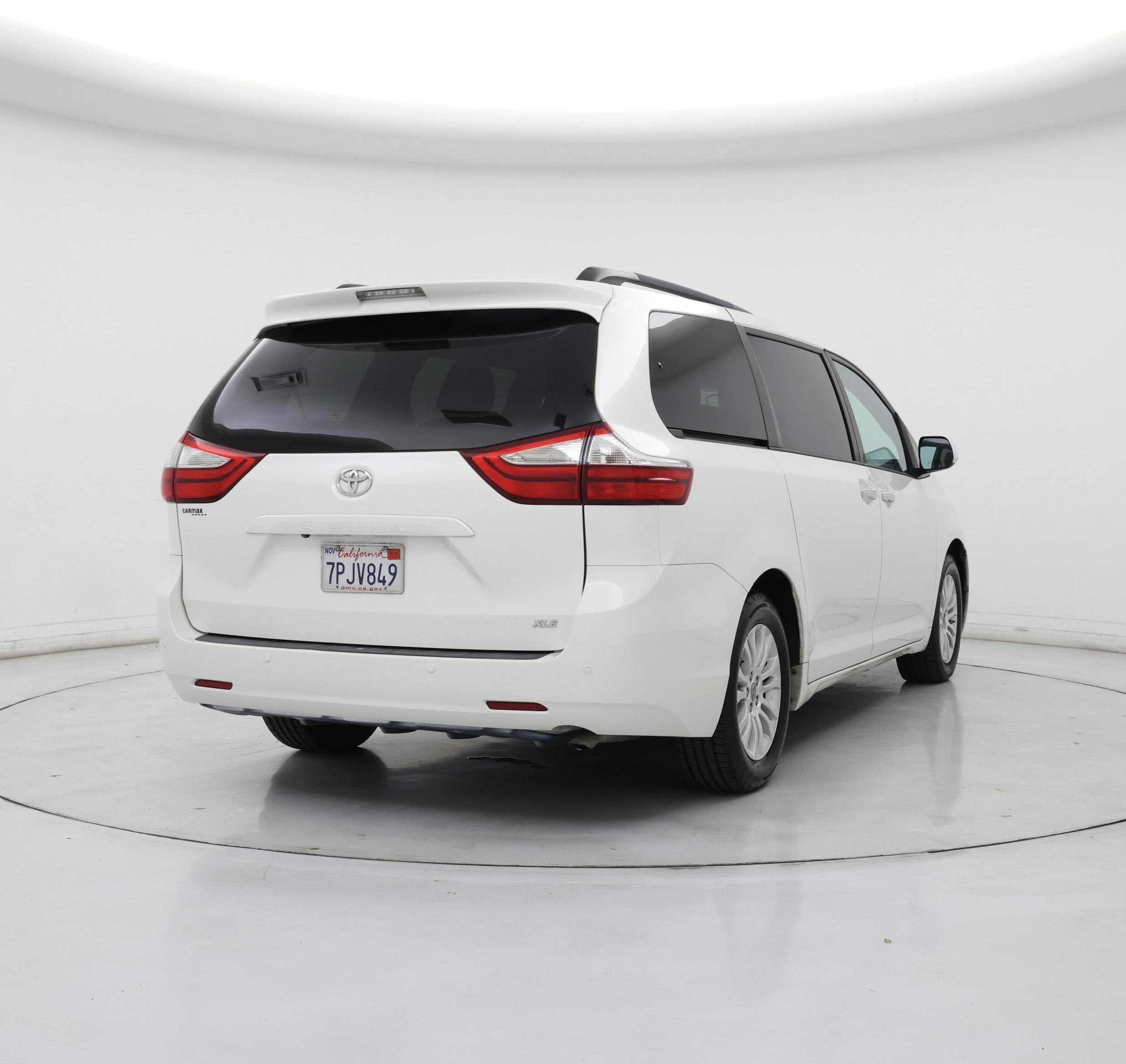 Thumbnail: 2015 Toyota Sienna - 8
