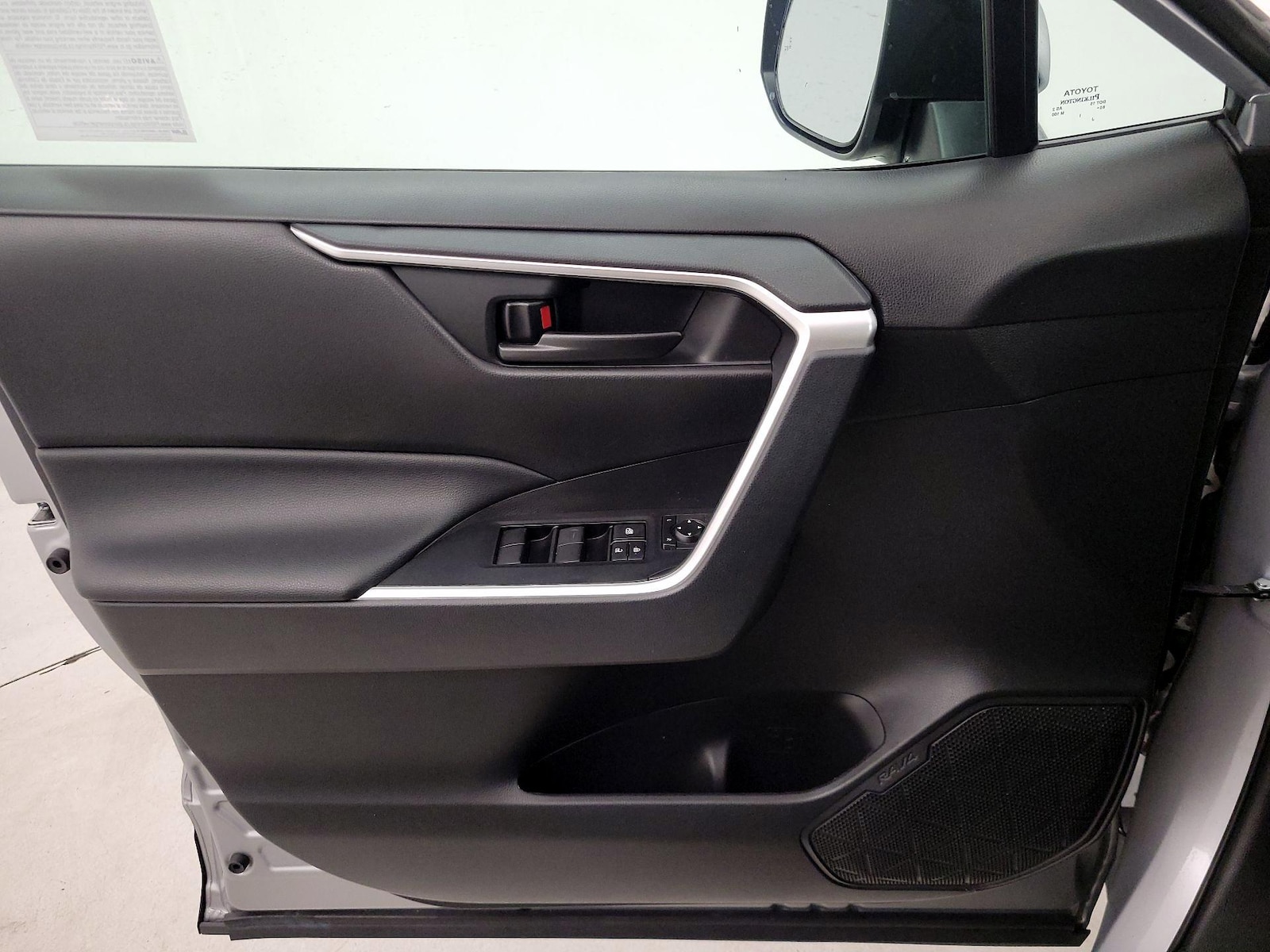 2021 Toyota RAV4 LE - Photo 13