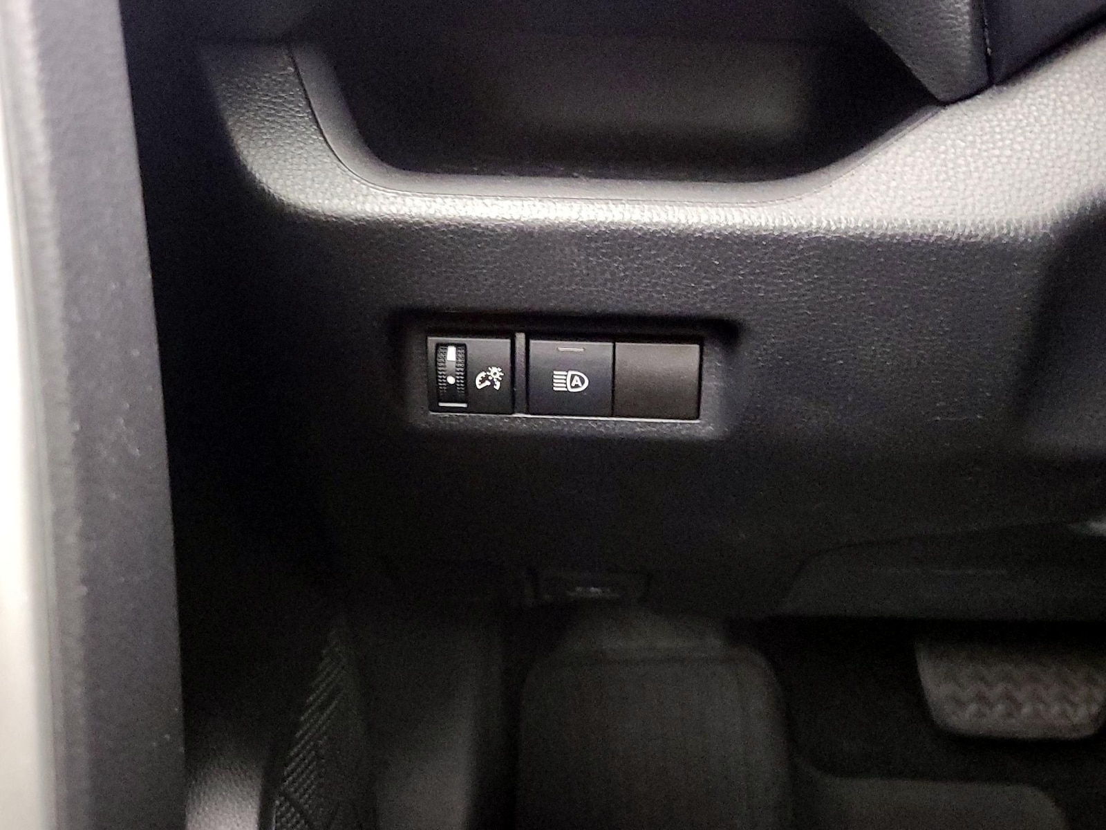 2021 Toyota RAV4 LE - Photo 14