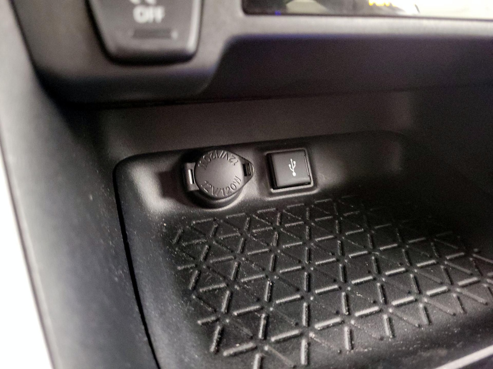 2021 Toyota RAV4 LE - Photo 19
