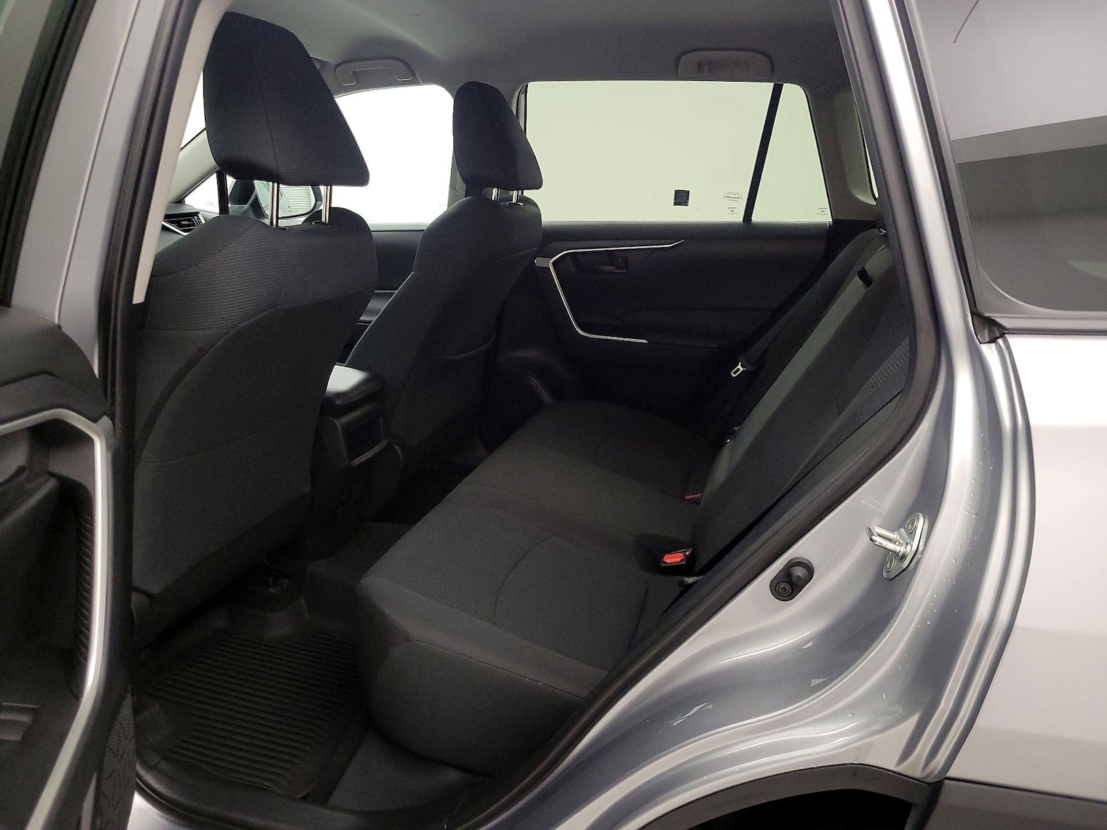 2021 Toyota RAV4 LE - Photo 20