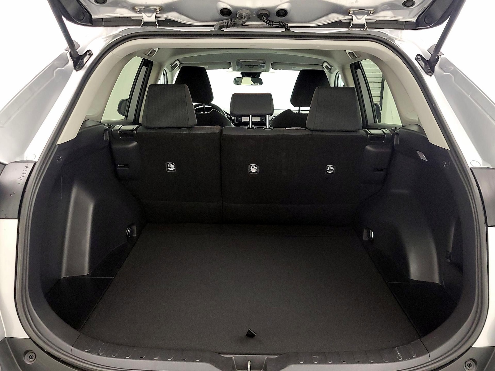2021 Toyota RAV4 LE - Photo 21