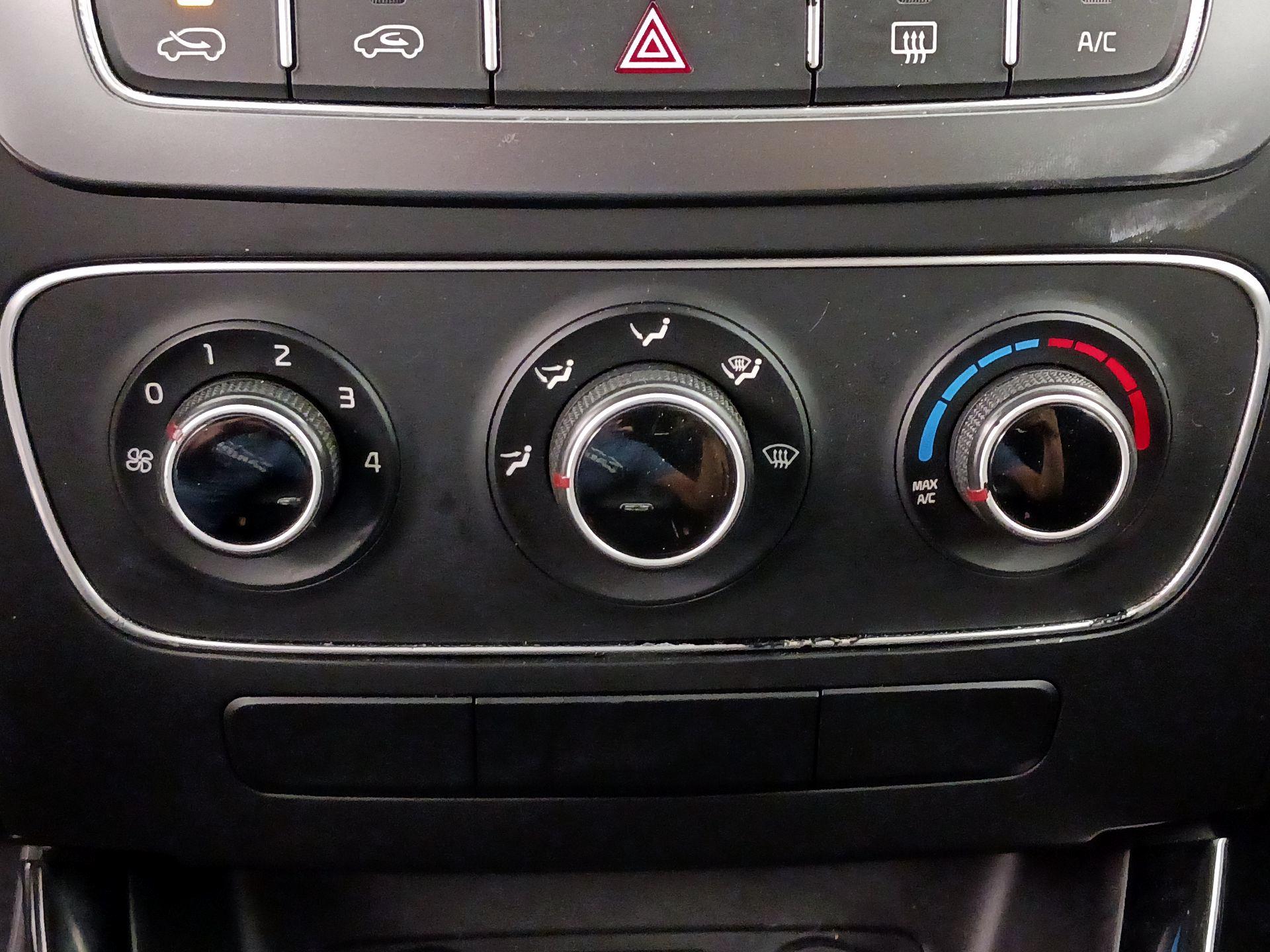 Thumbnail: 2015 Kia Sorento - 15