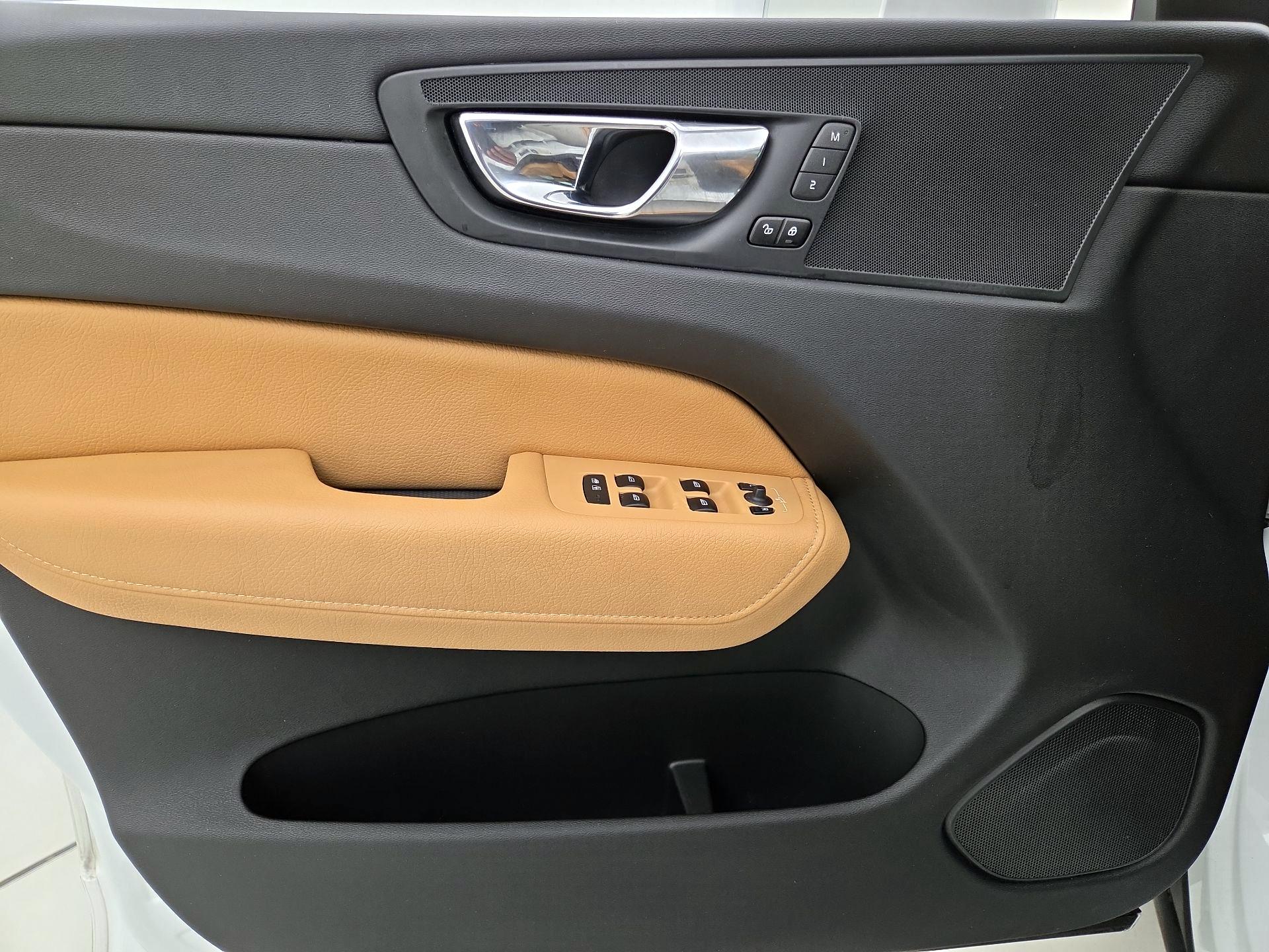 Thumbnail: 2020 Volvo XC60 - 12