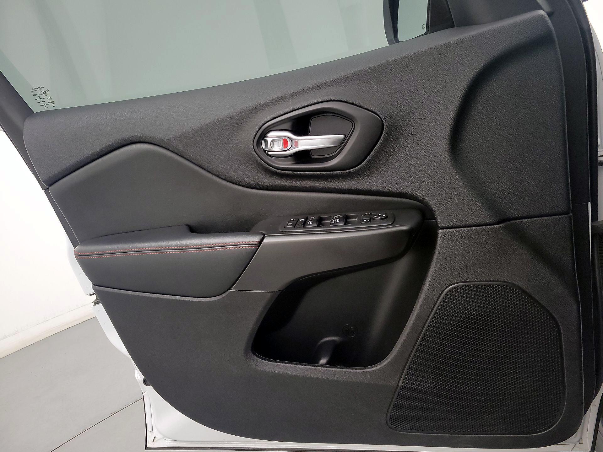 Thumbnail: 2021 Jeep Cherokee - 12