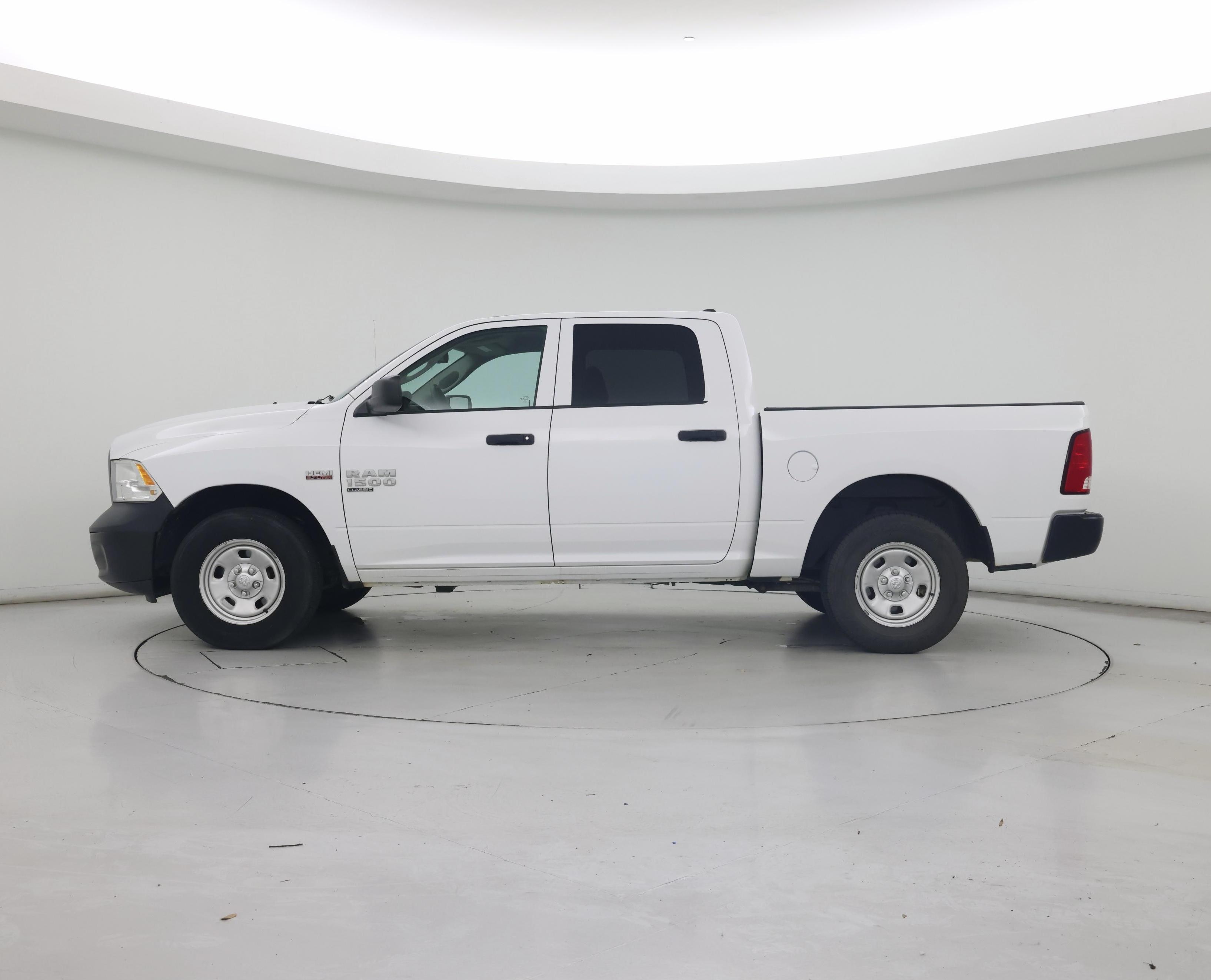 Thumbnail: 2019 RAM 1500 Classic - 3