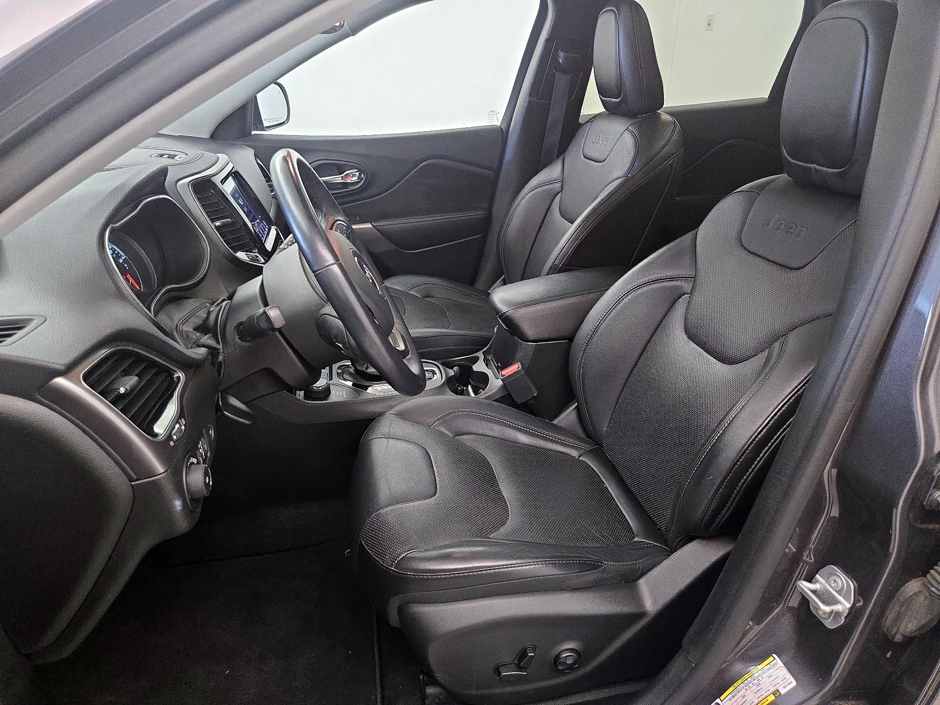 Thumbnail: 2019 Jeep Cherokee - 11