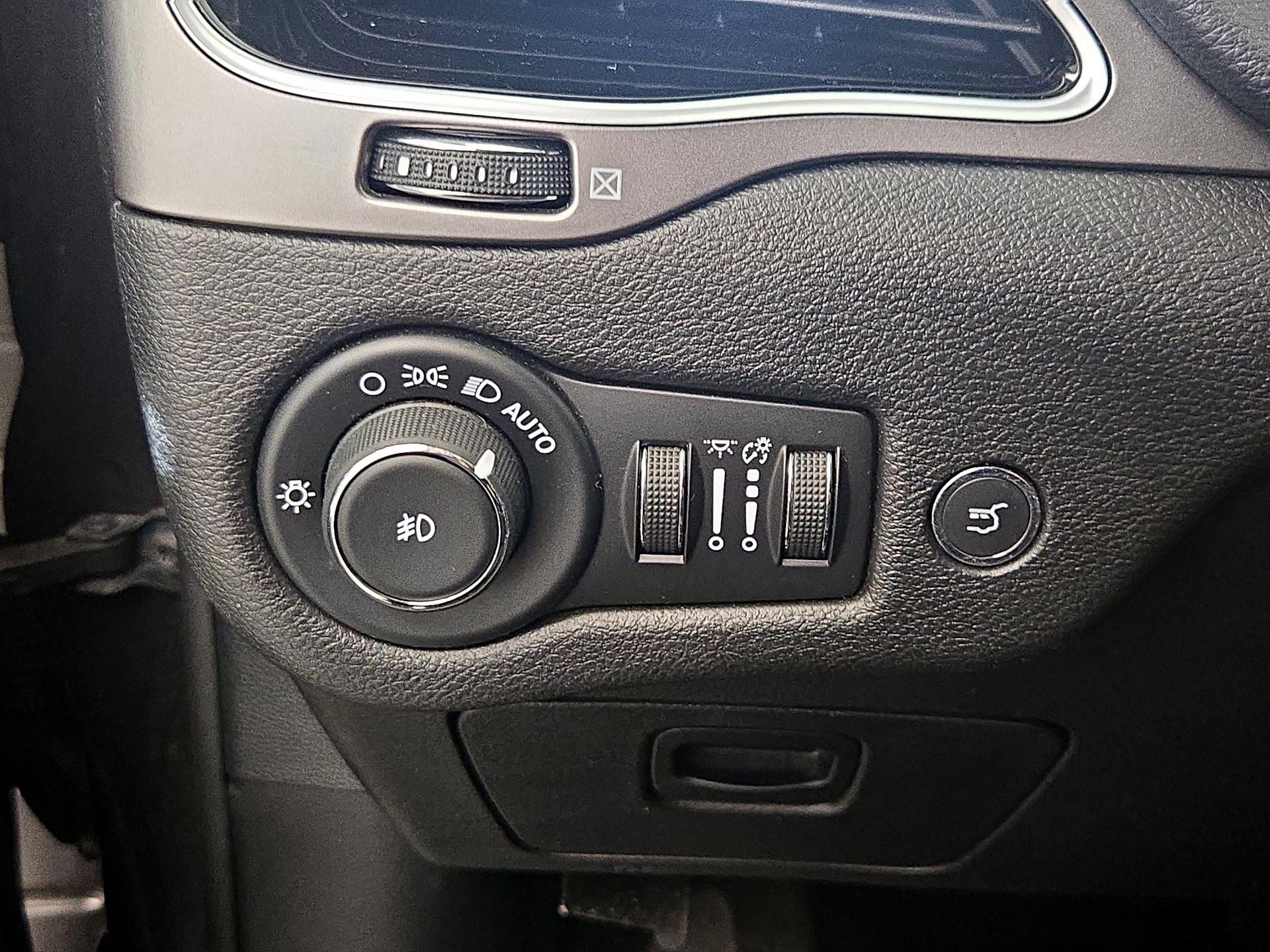 Thumbnail: 2019 Jeep Cherokee - 13