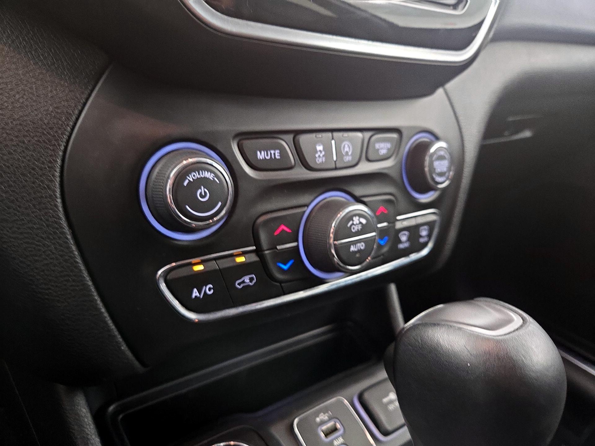 Thumbnail: 2019 Jeep Cherokee - 16