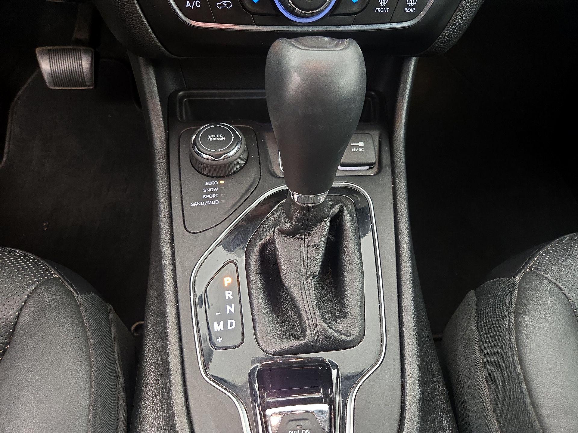 Thumbnail: 2019 Jeep Cherokee - 17