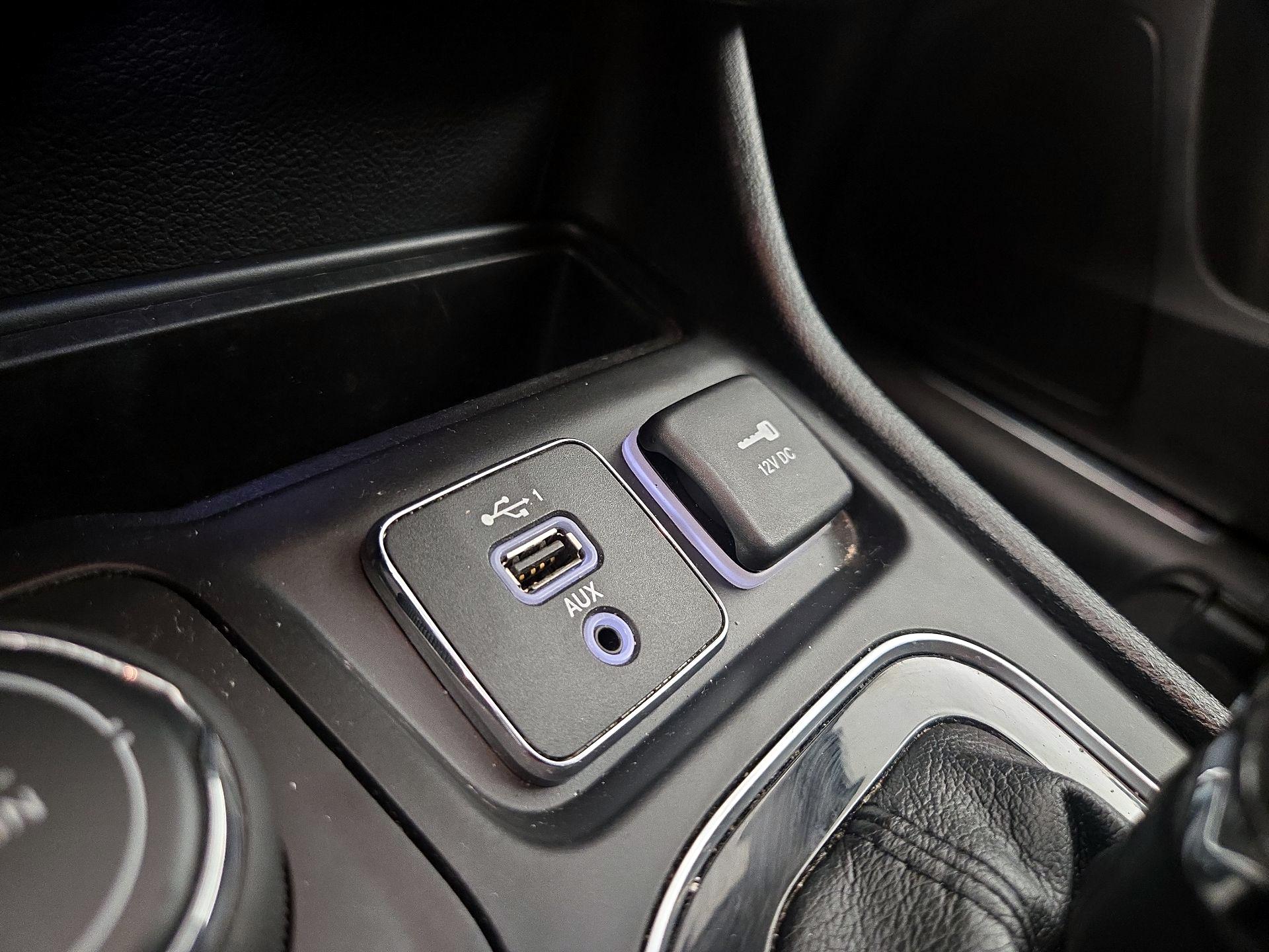 Thumbnail: 2019 Jeep Cherokee - 18