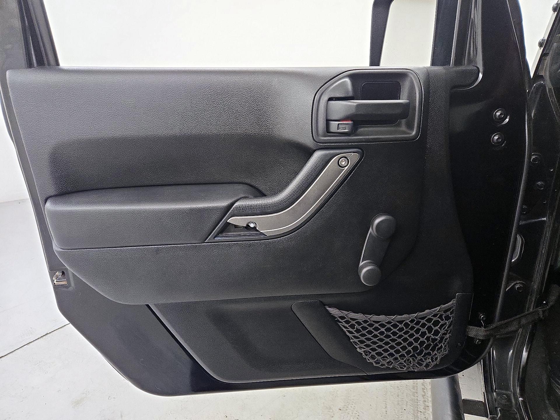 Thumbnail: 2014 Jeep Wrangler - 12