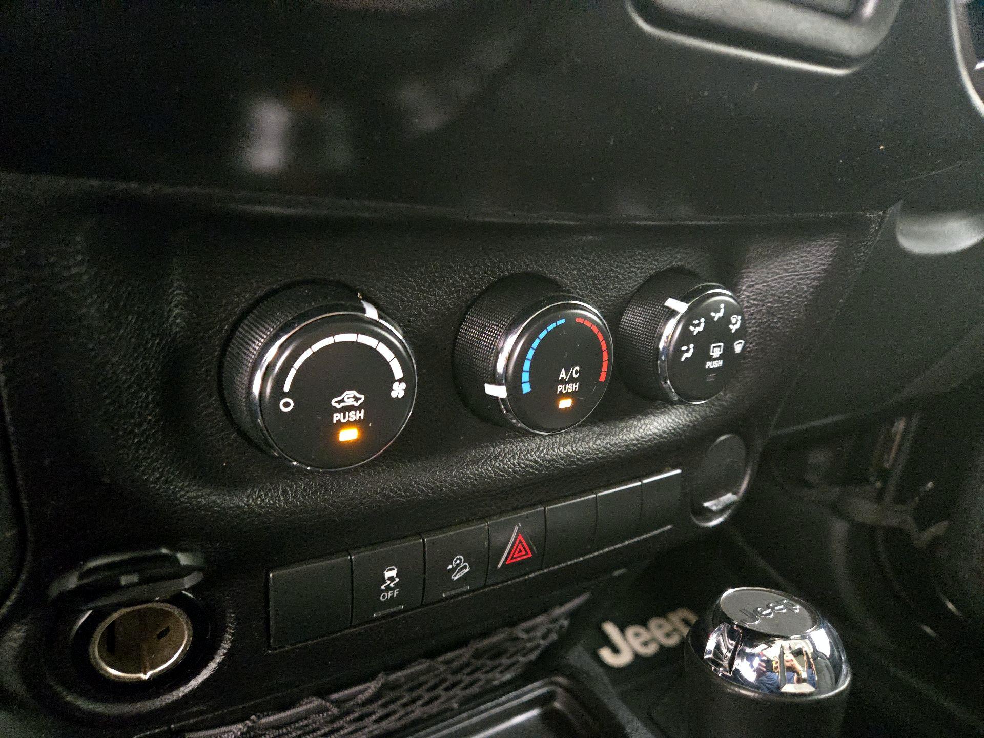 Thumbnail: 2014 Jeep Wrangler - 15