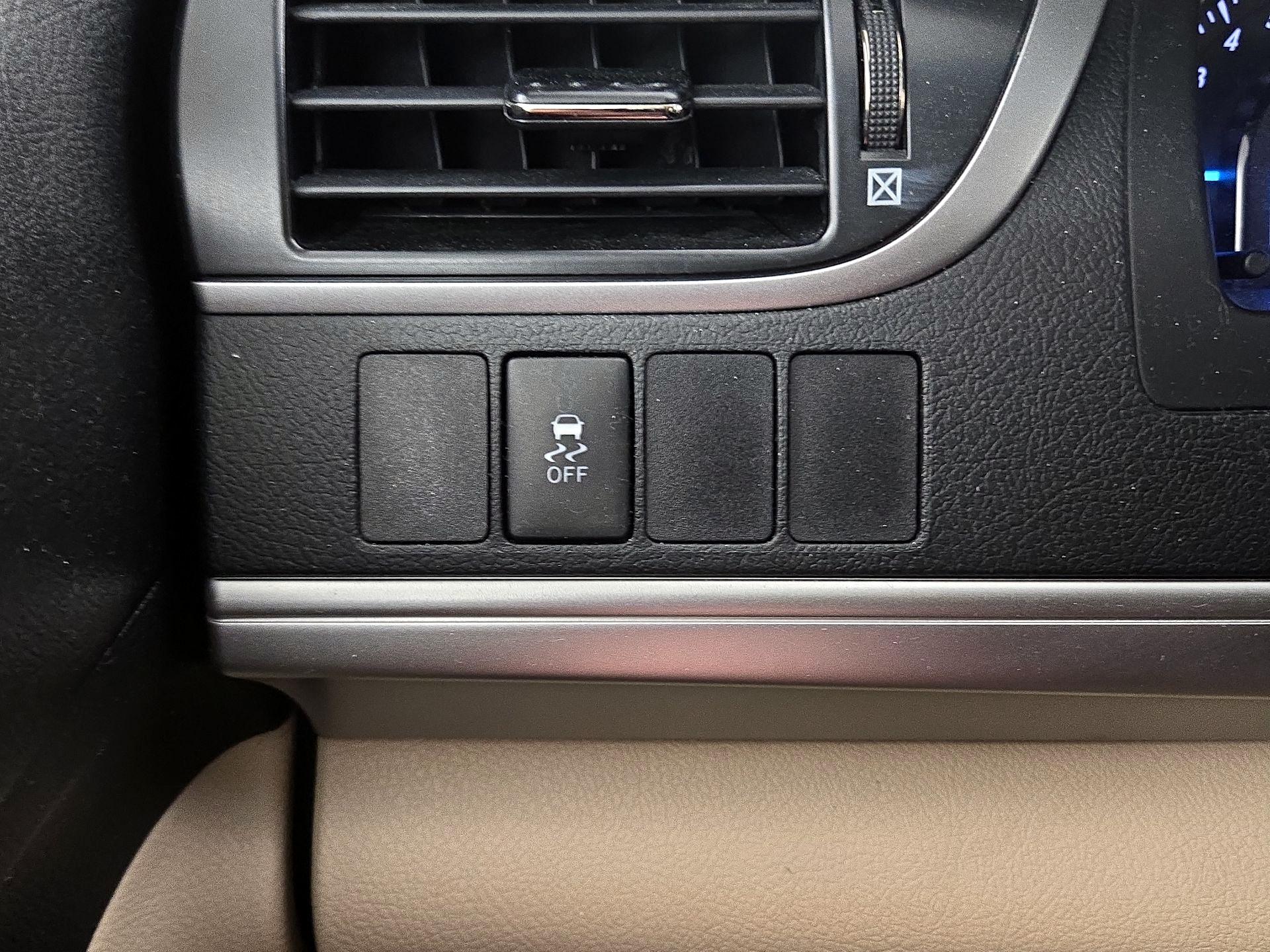 Thumbnail: 2014 Toyota Camry - 13