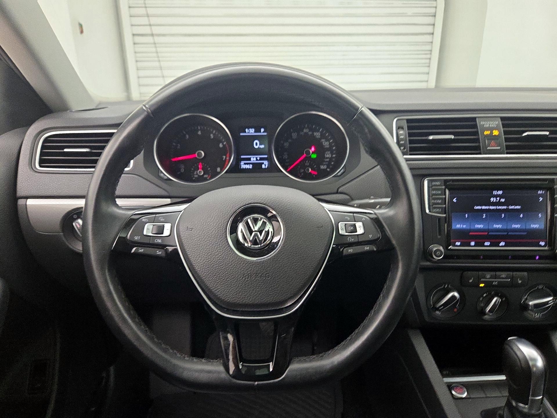 Thumbnail: 2017 Volkswagen Jetta - 10