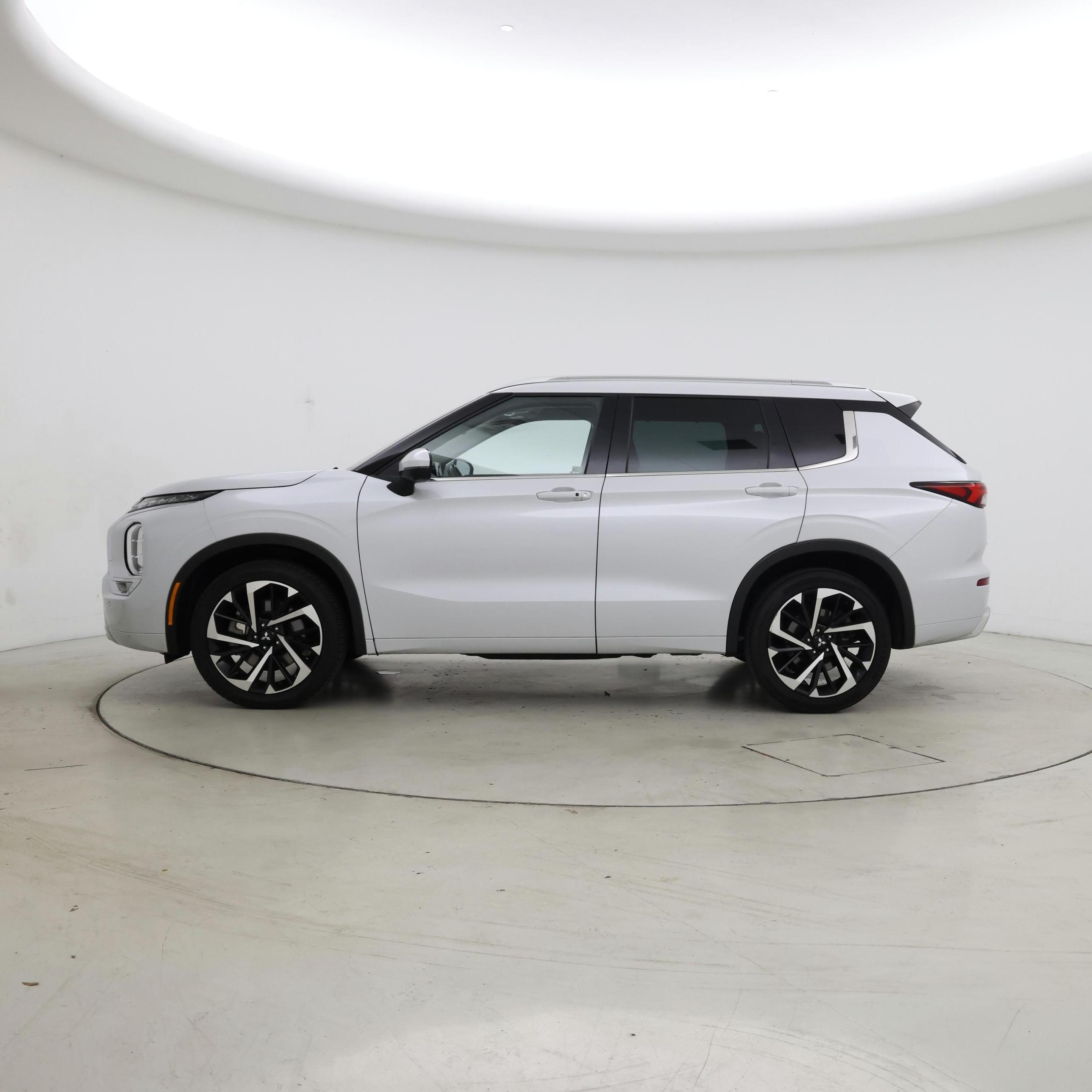 Thumbnail: 2023 Mitsubishi Outlander - 3