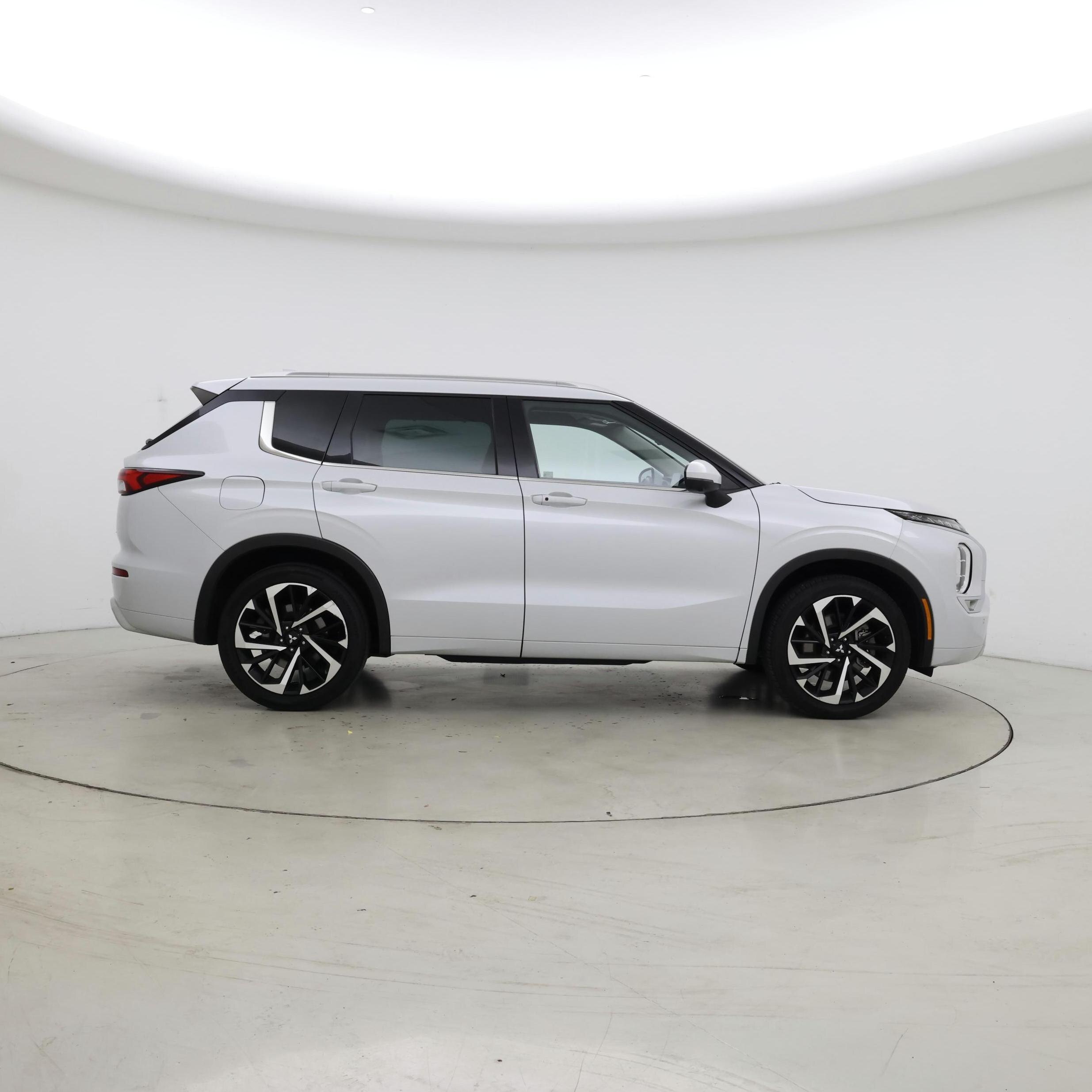 Thumbnail: 2023 Mitsubishi Outlander - 7