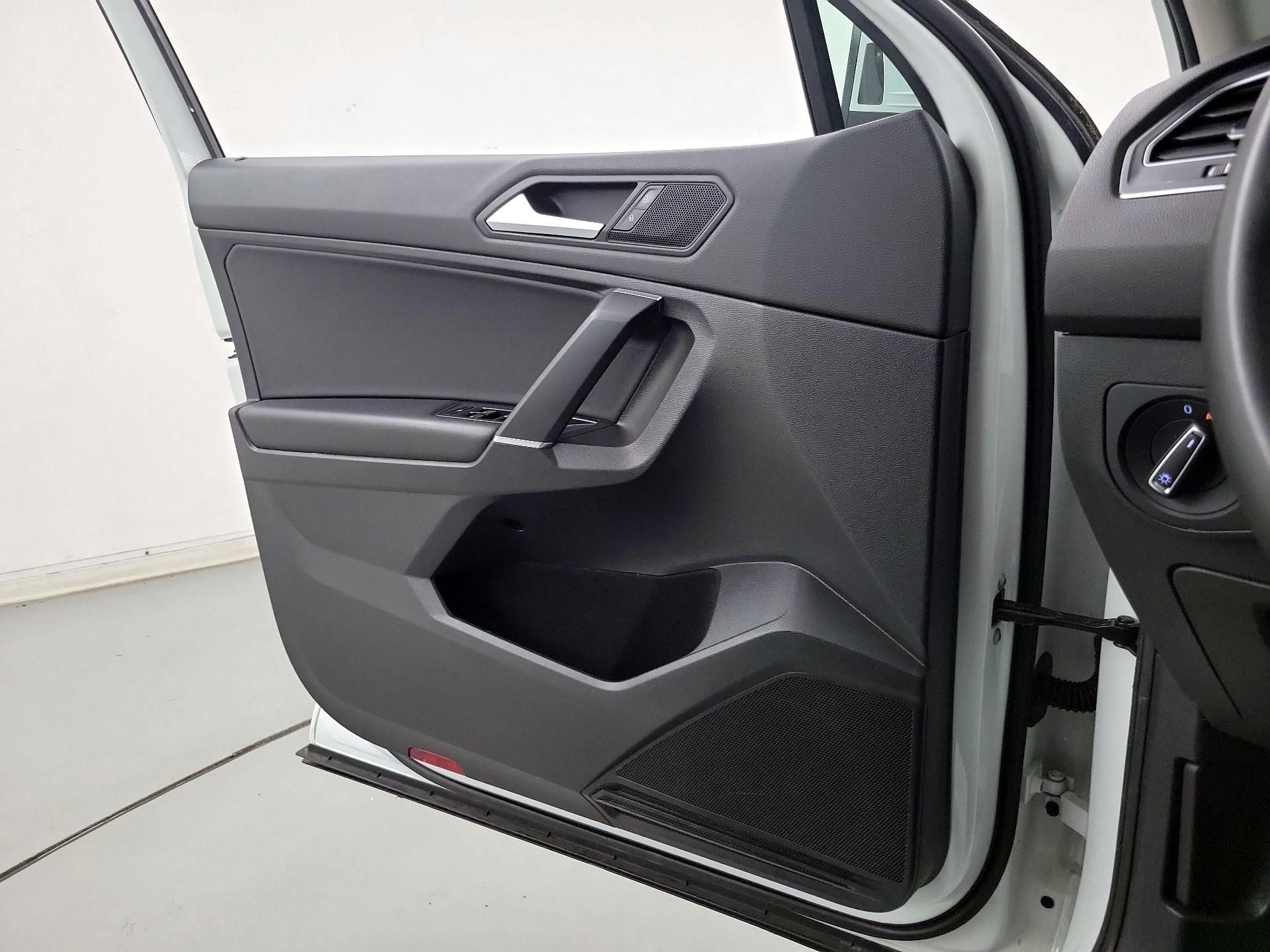 Thumbnail: 2020 Volkswagen Tiguan - 10