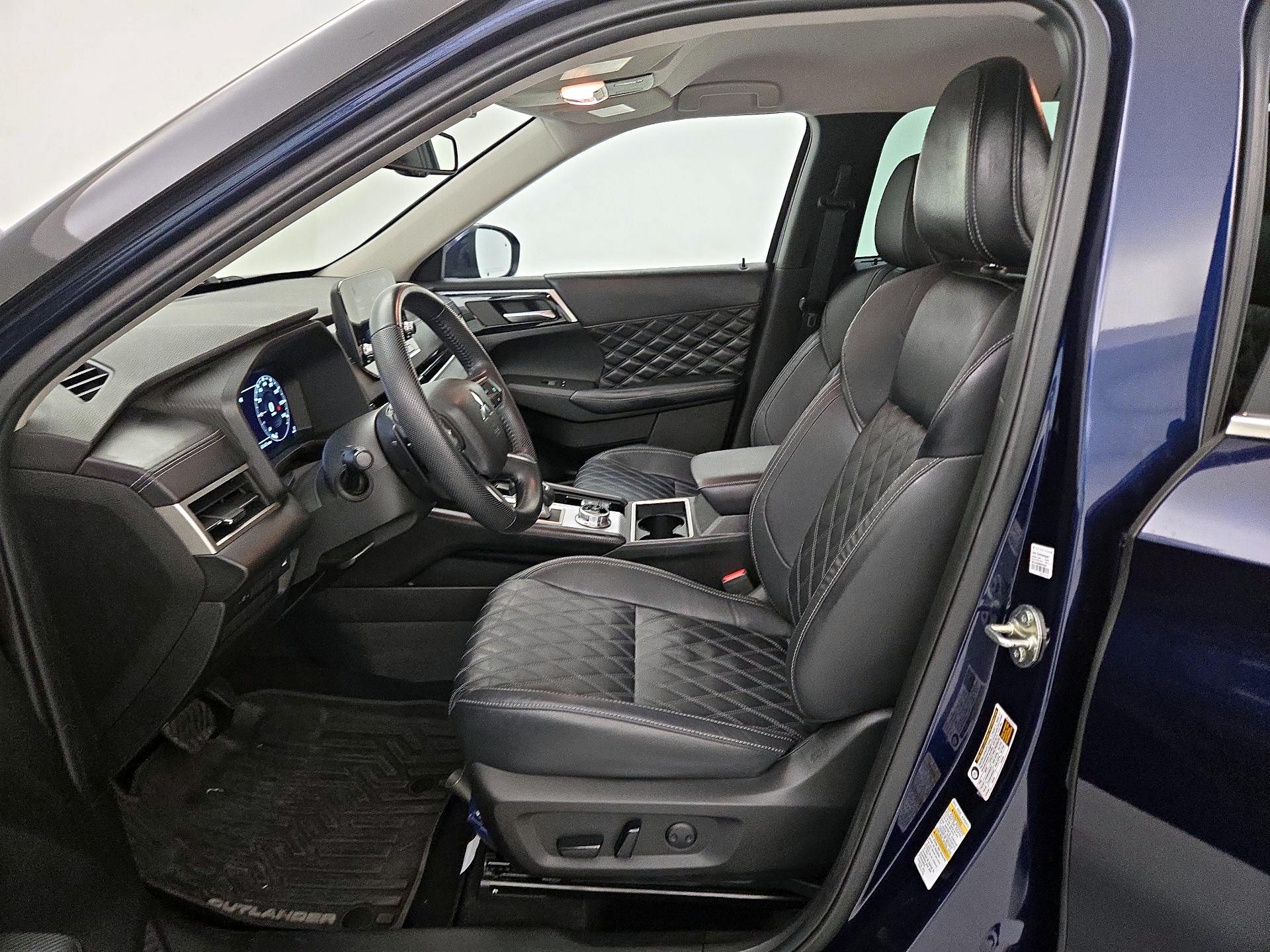 Thumbnail: 2023 Mitsubishi Outlander - 11