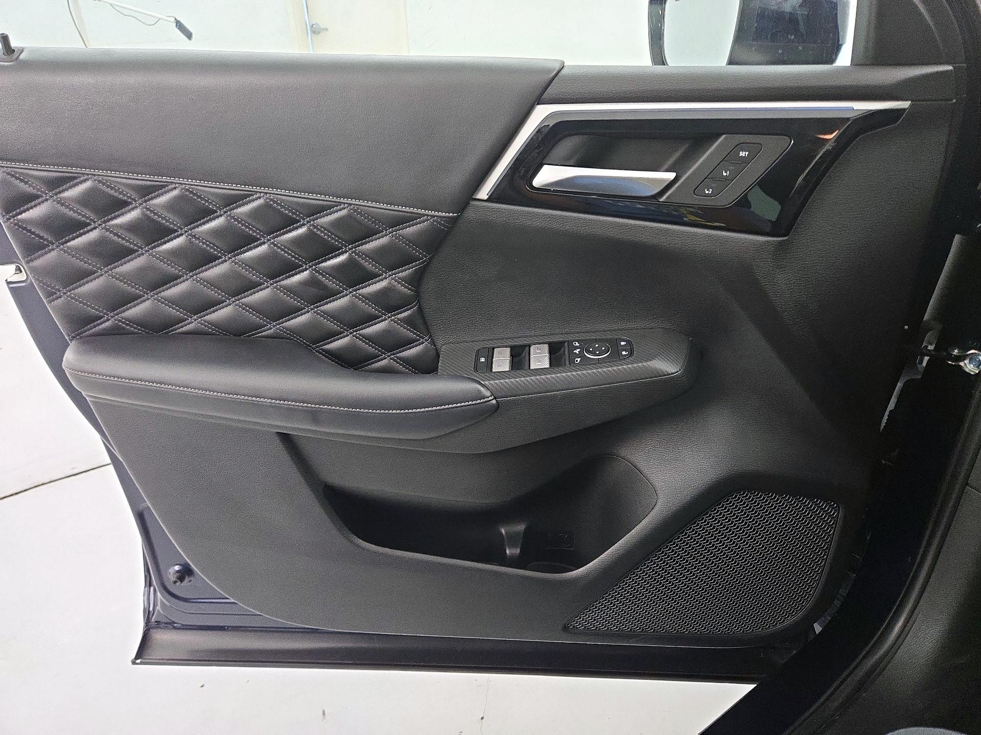 Thumbnail: 2023 Mitsubishi Outlander - 12