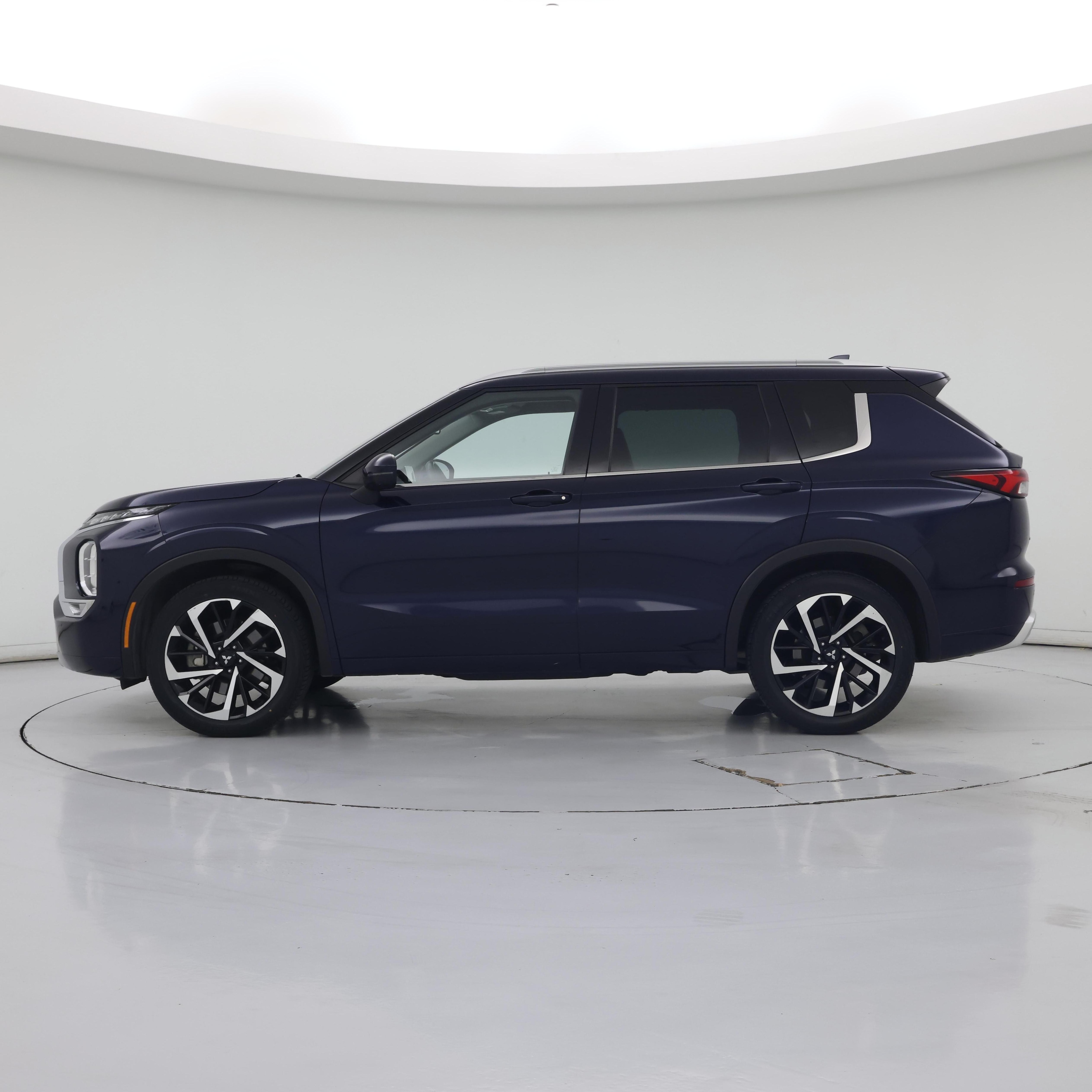 Thumbnail: 2023 Mitsubishi Outlander - 3