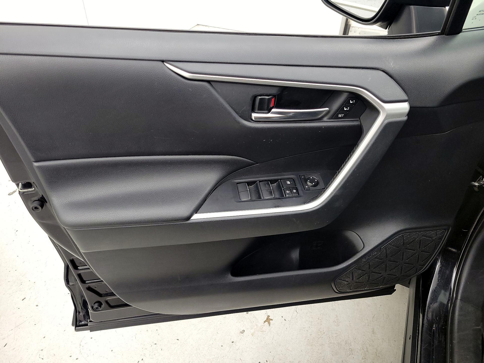 Thumbnail: 2019 Toyota RAV4 - 12