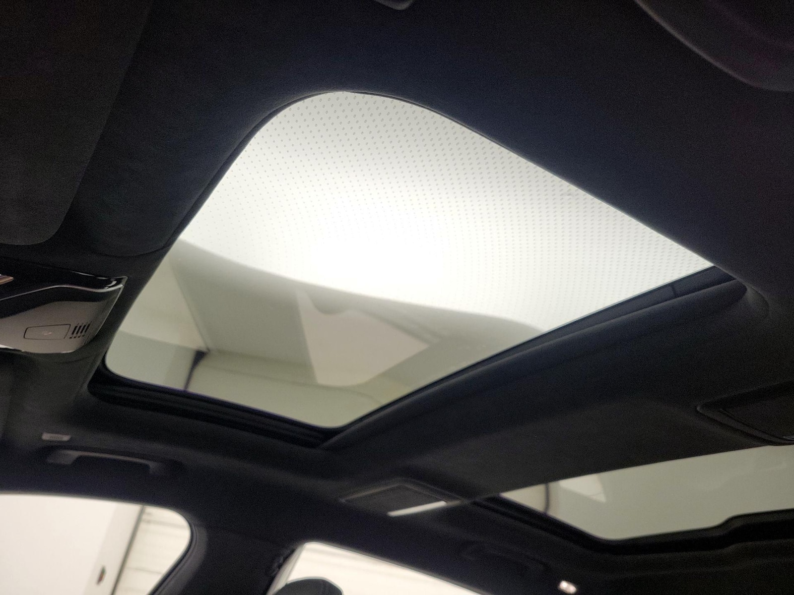 Panoramic Sunroof & Skylight(s)