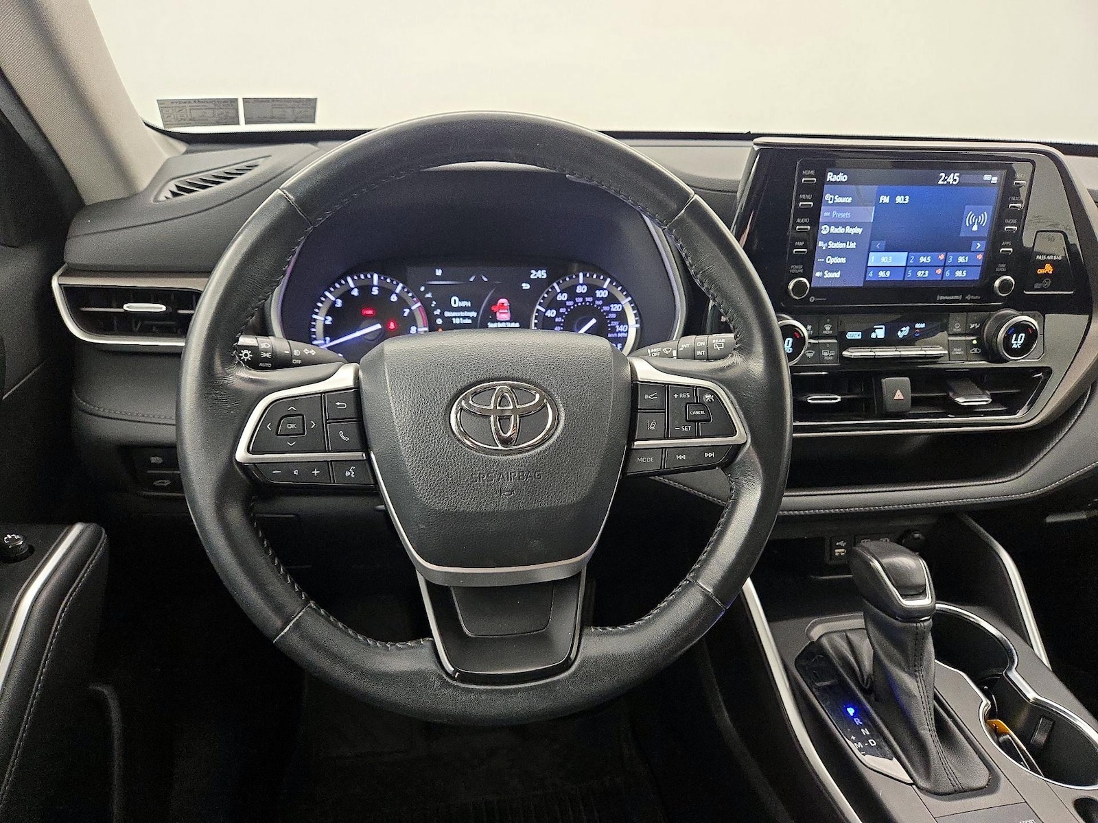 2022 Toyota Highlander XLE - Photo 11