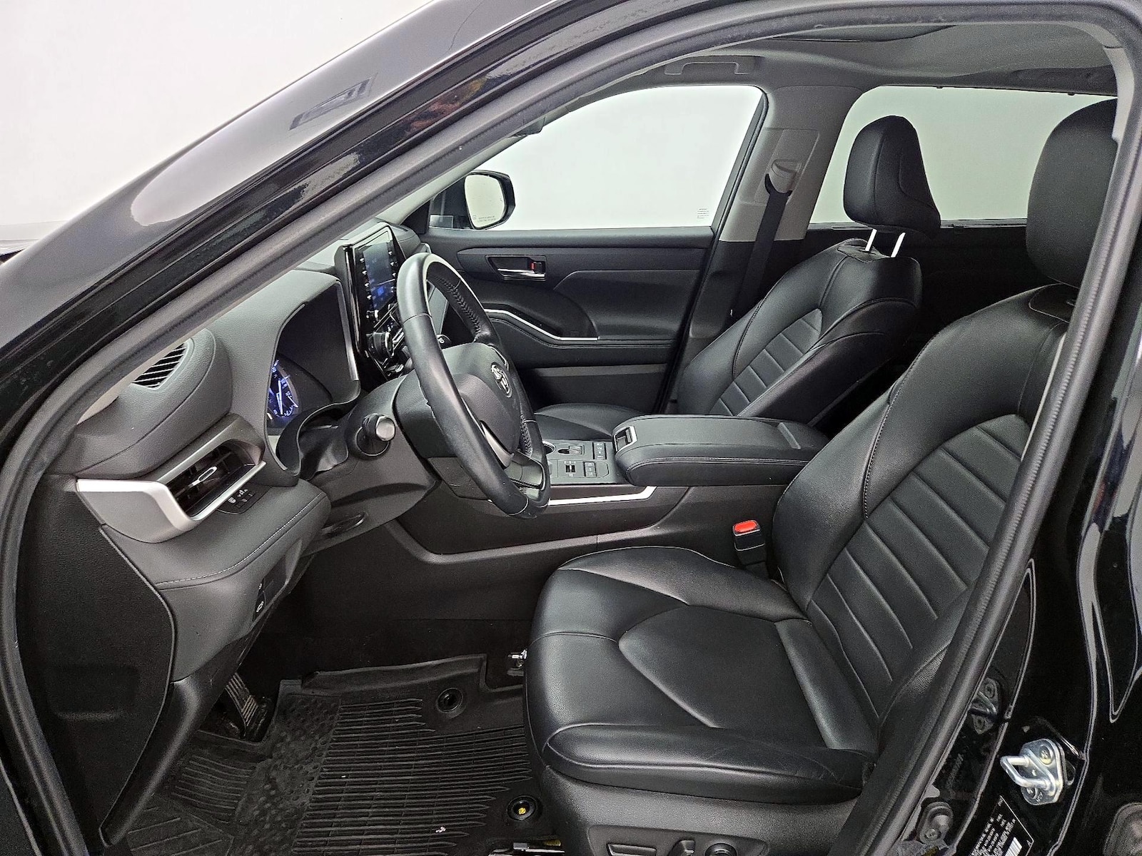 2022 Toyota Highlander XLE - Photo 12